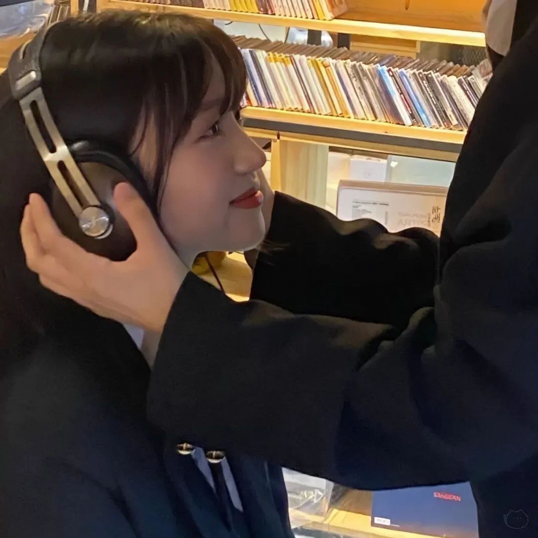 真人美女自拍手机_真人美女自拍女生真人美女头像图源网络侵删