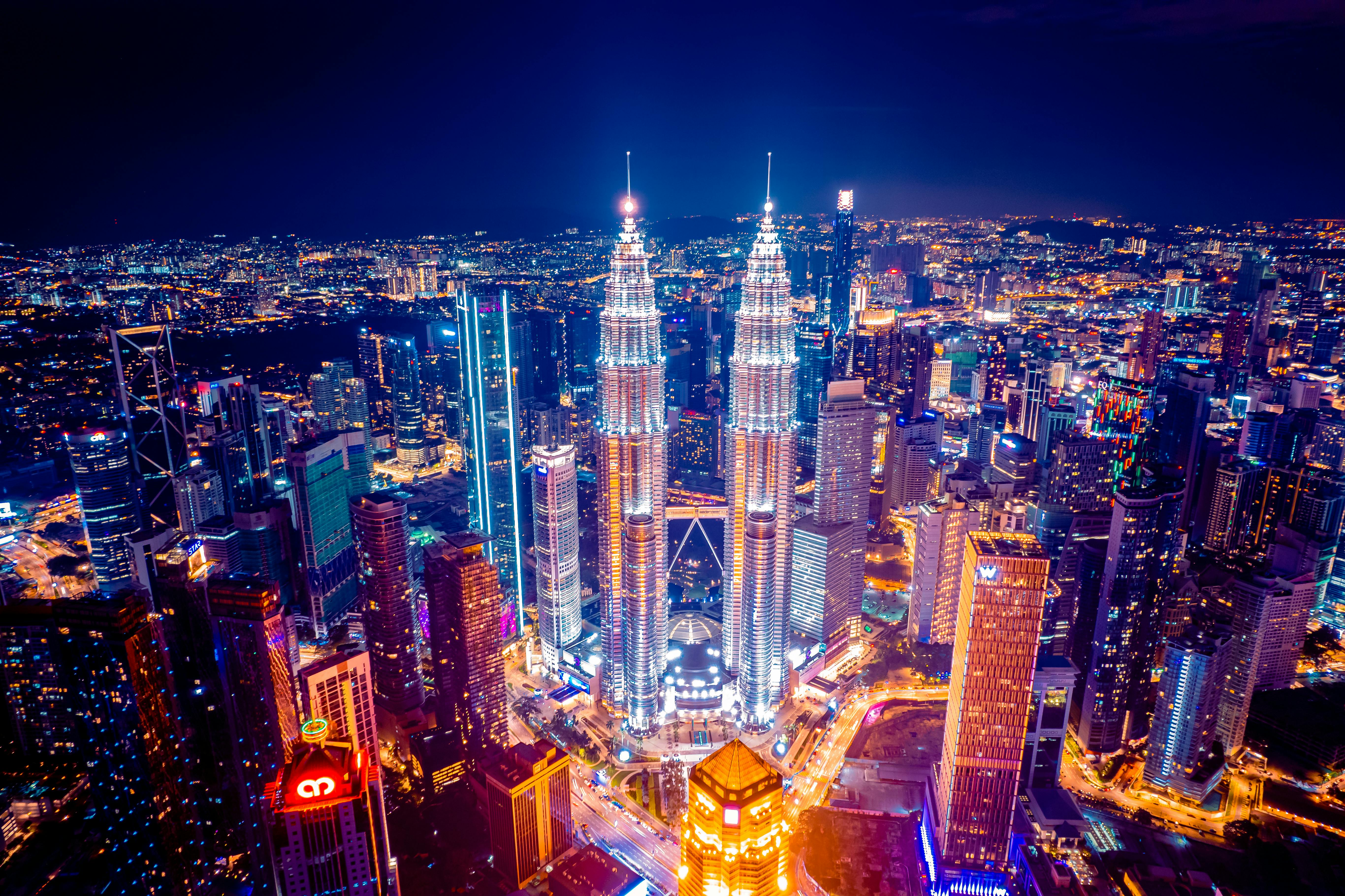 手机壁纸wallpaper_蔚蓝大海上的帆船与风景秀丽的海岸景观