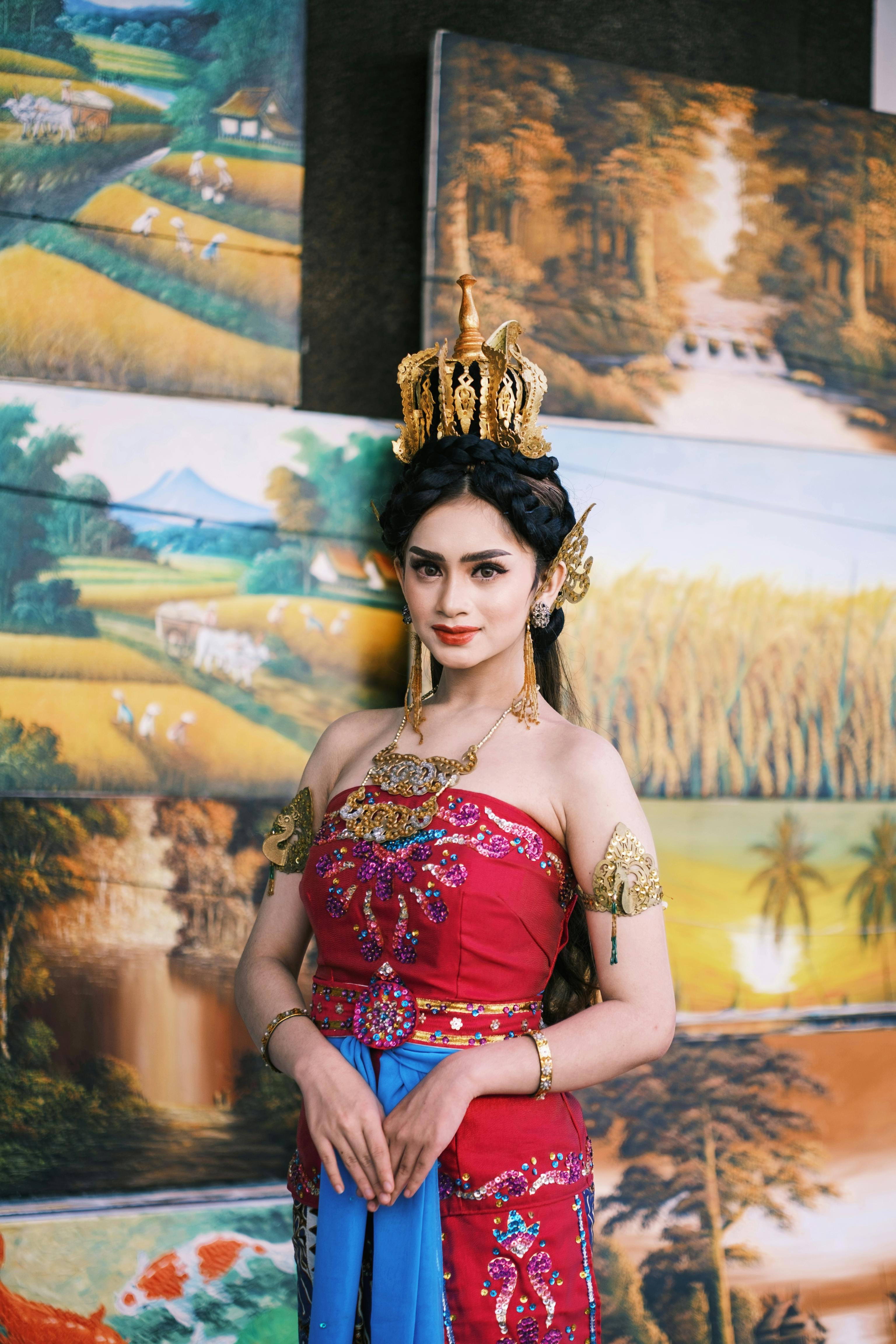 美景图片山_快乐的女人在户外享受阳光明媚的日子