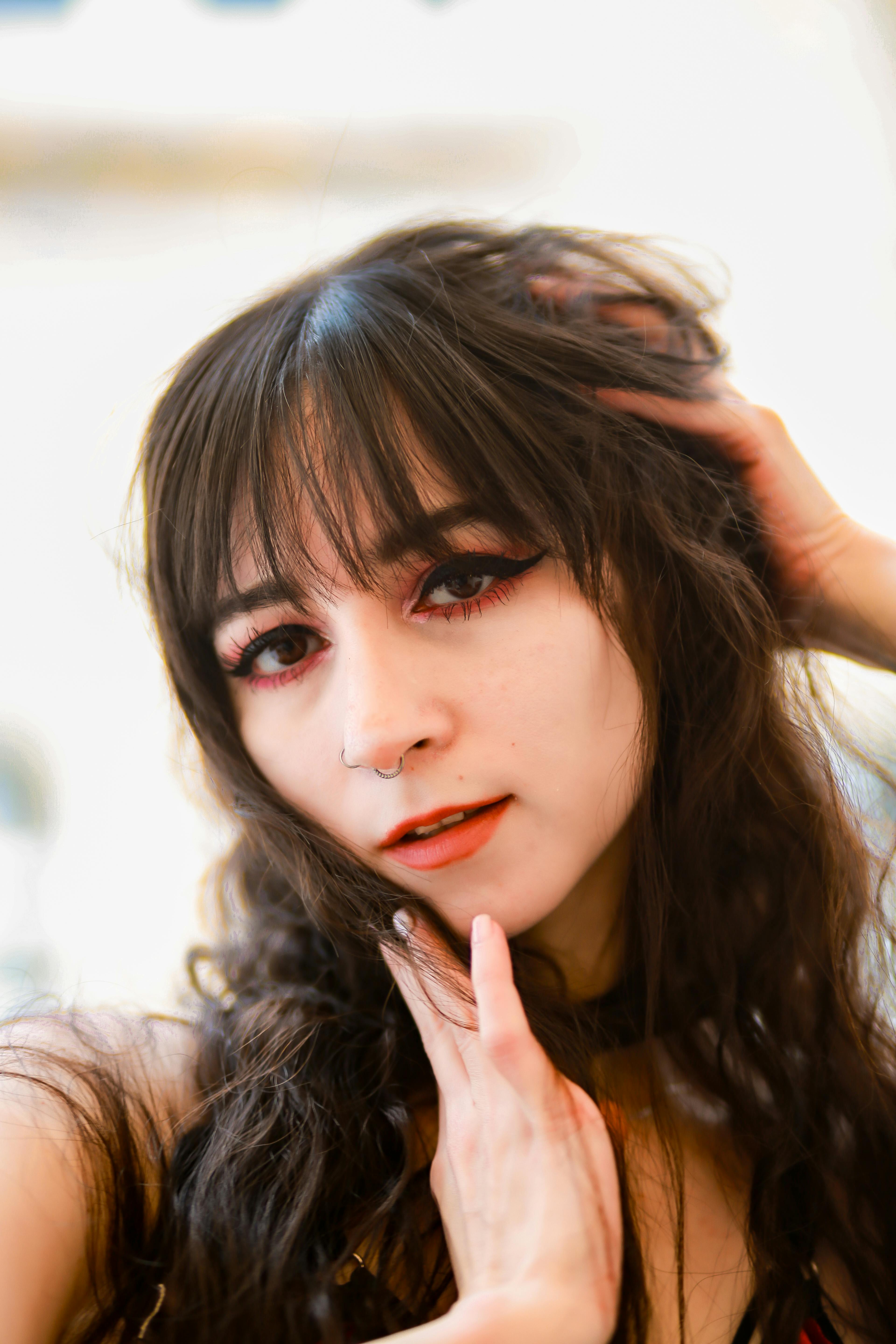 美女头像女_红色内衣女子艺术肖像