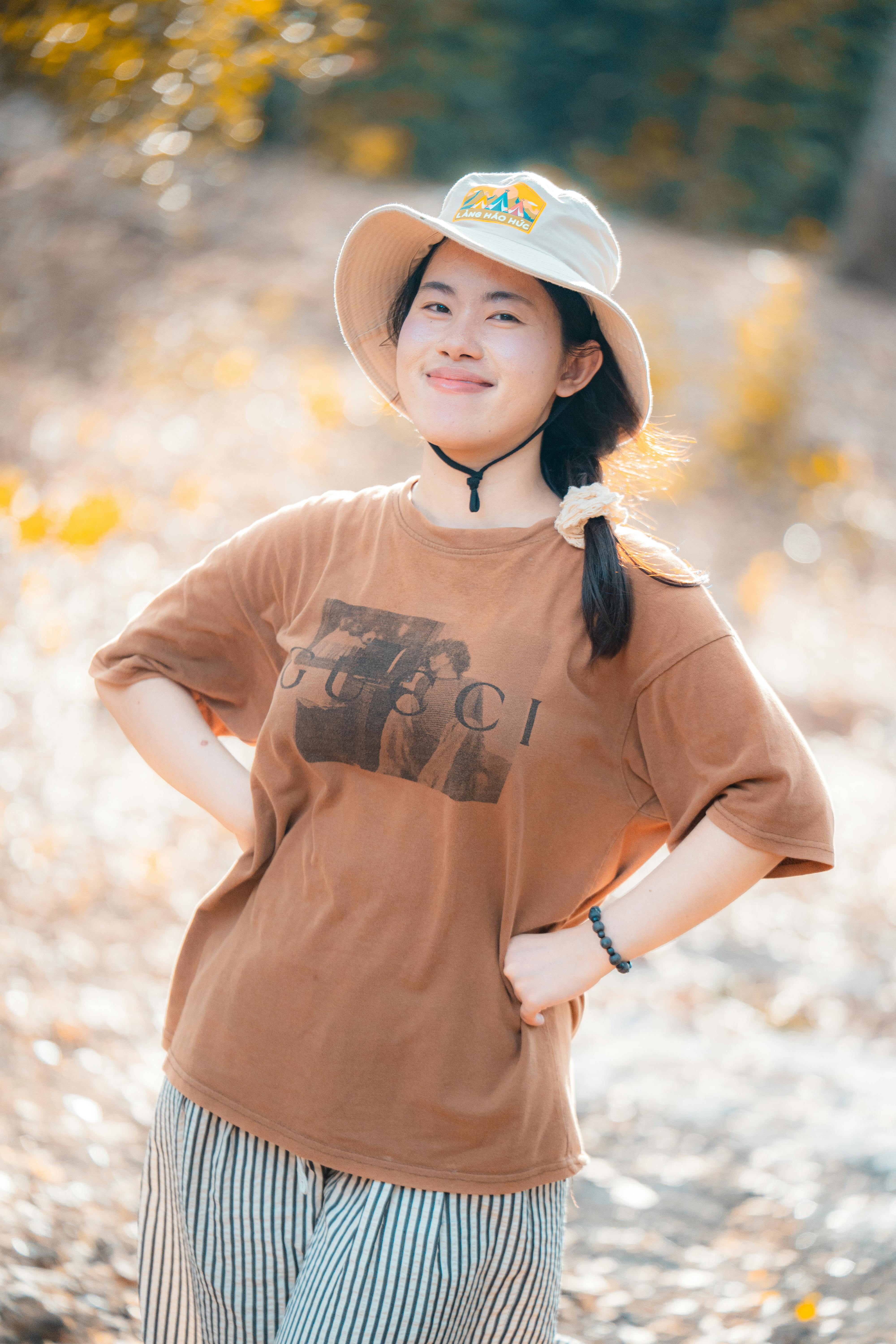 美女壁纸Ins_年轻女子享受阳光明媚的户外时光