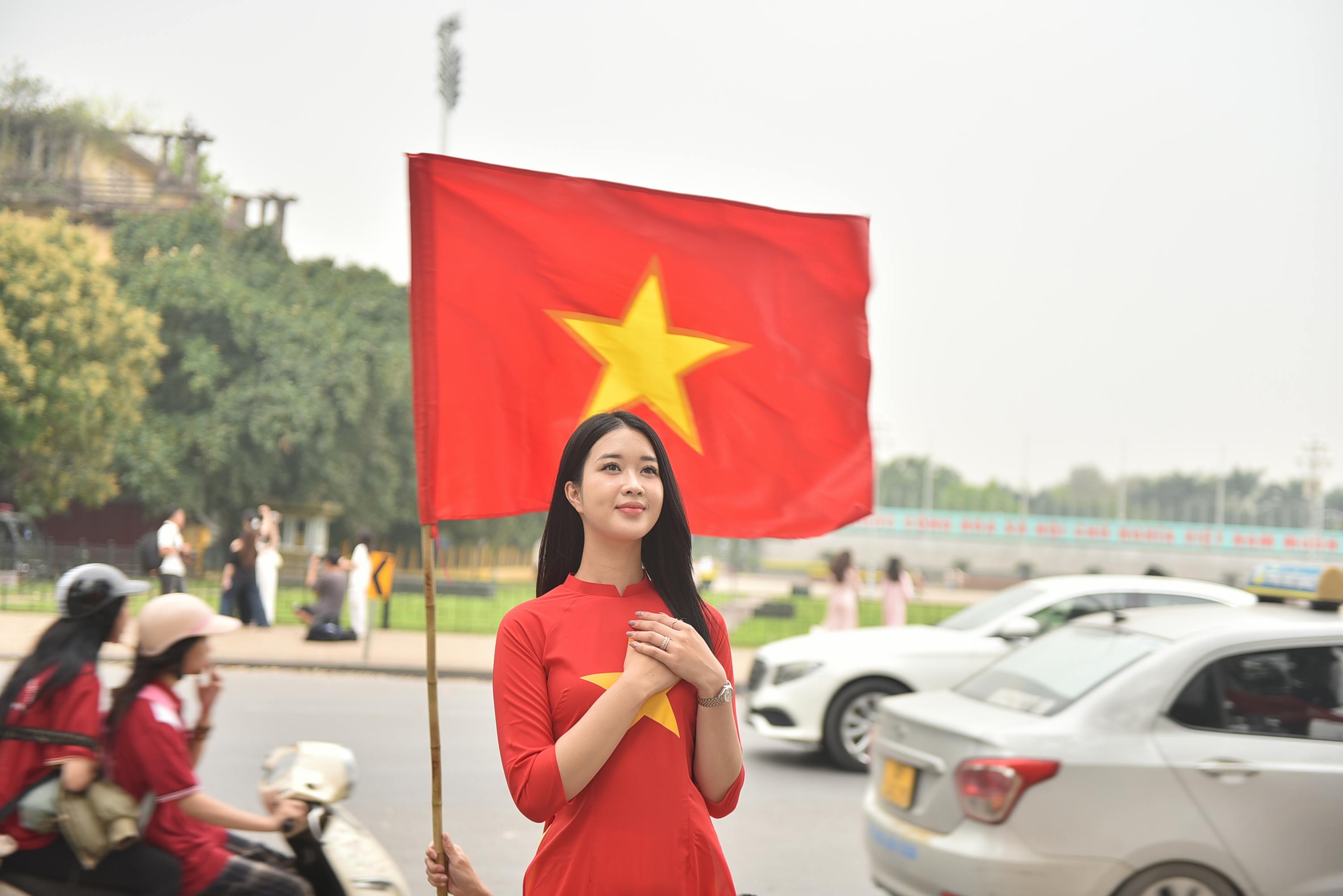 壁纸古风卡通壁纸_历史建筑前的粉色豪华轿车