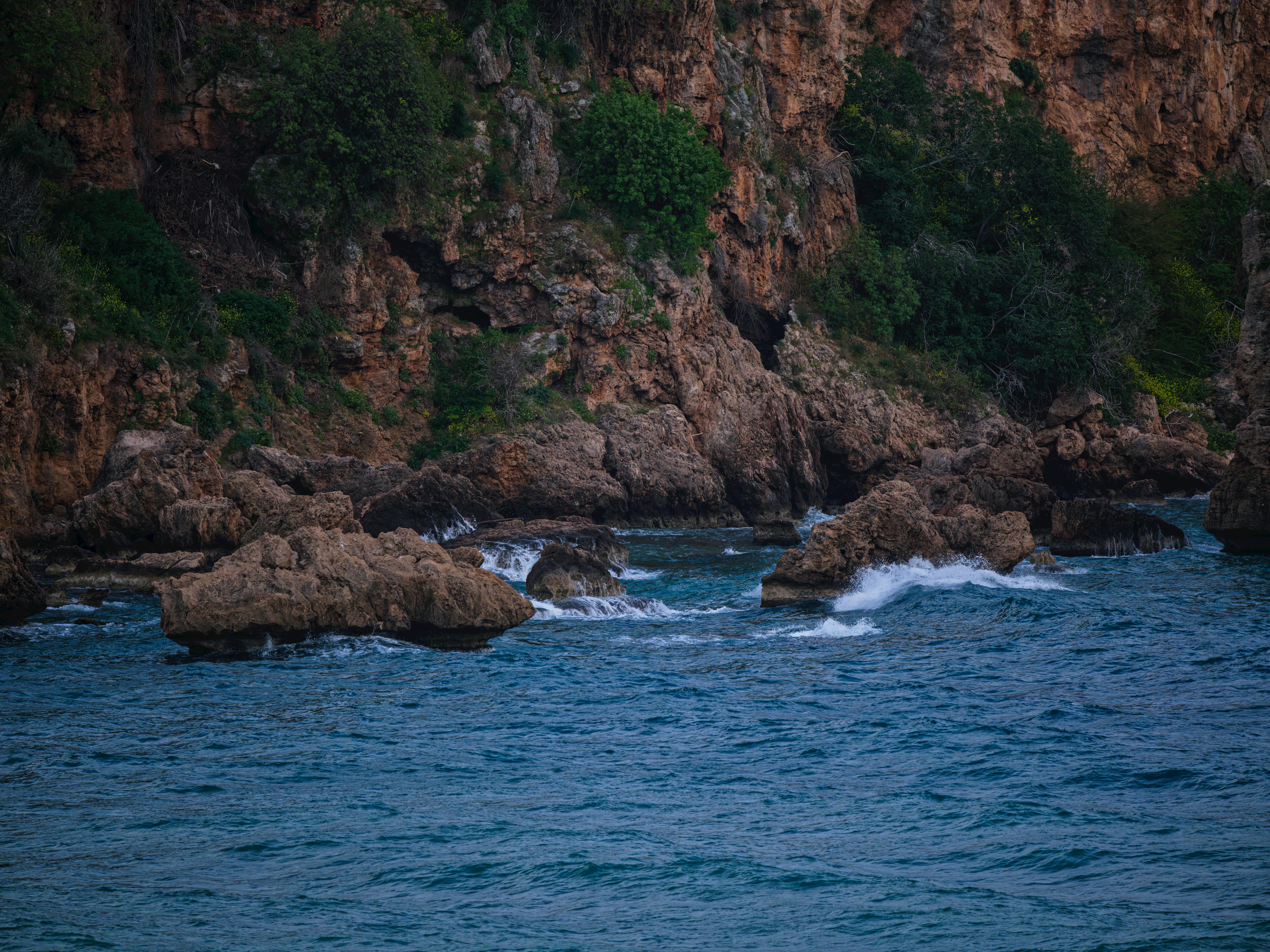 美女自拍艺术_海浪拍打岩石的海景