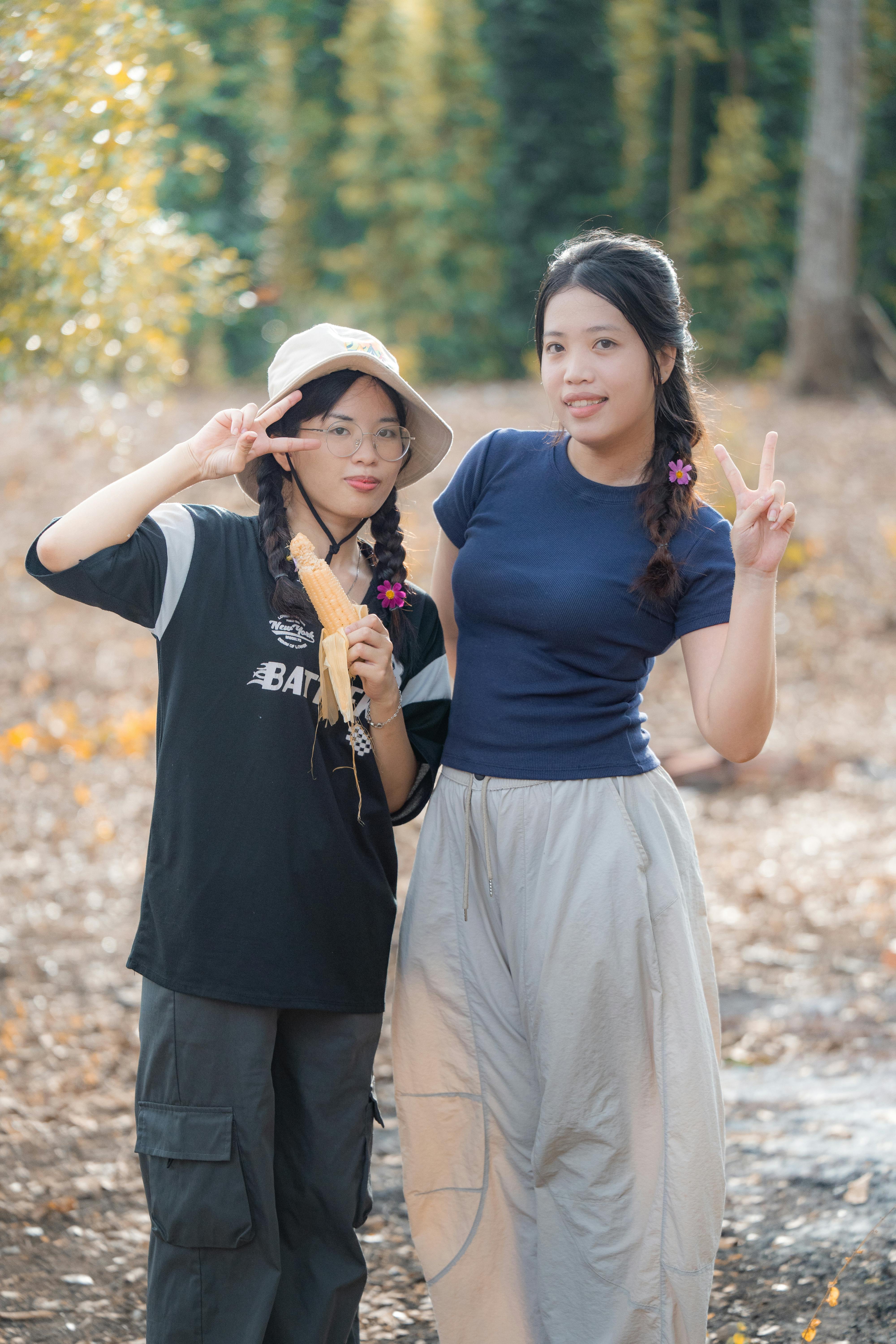 美景图片Japan's_年轻女子享受阳光明媚的户外时光
