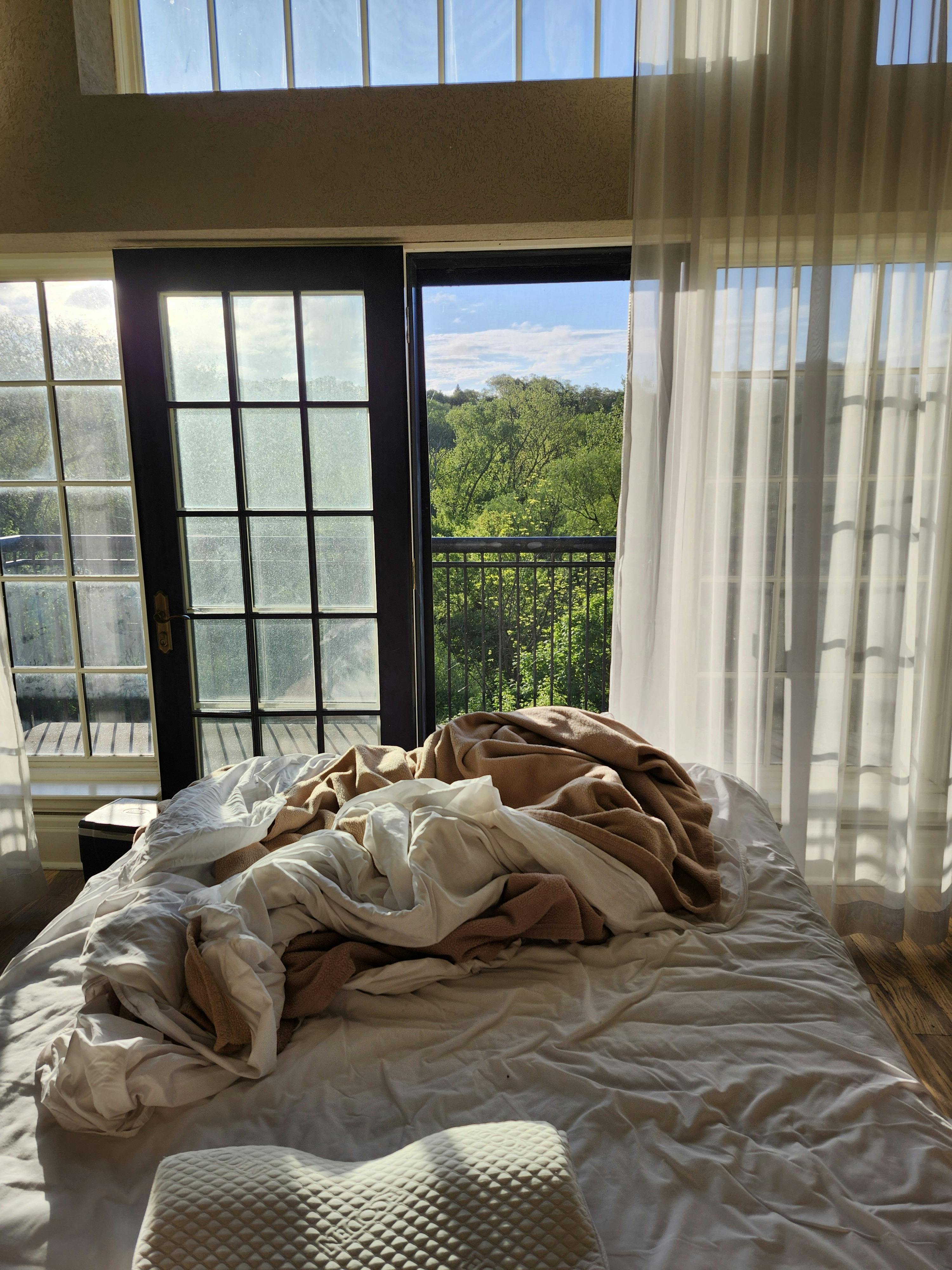 美景图片Image_晴朗天空下的内姆鲁特山古柱