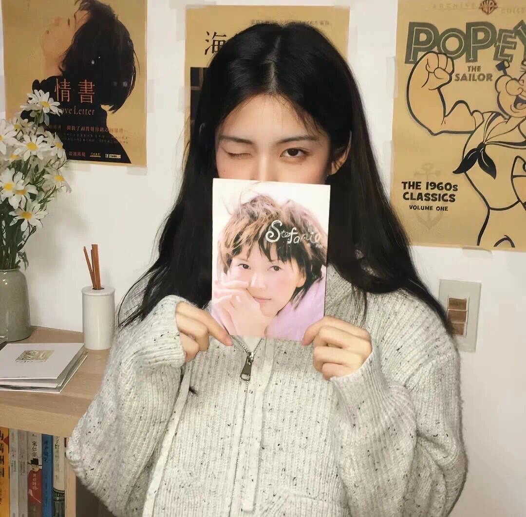 真人美女自拍背景图片_真人美女自拍是真人美女头像哦！