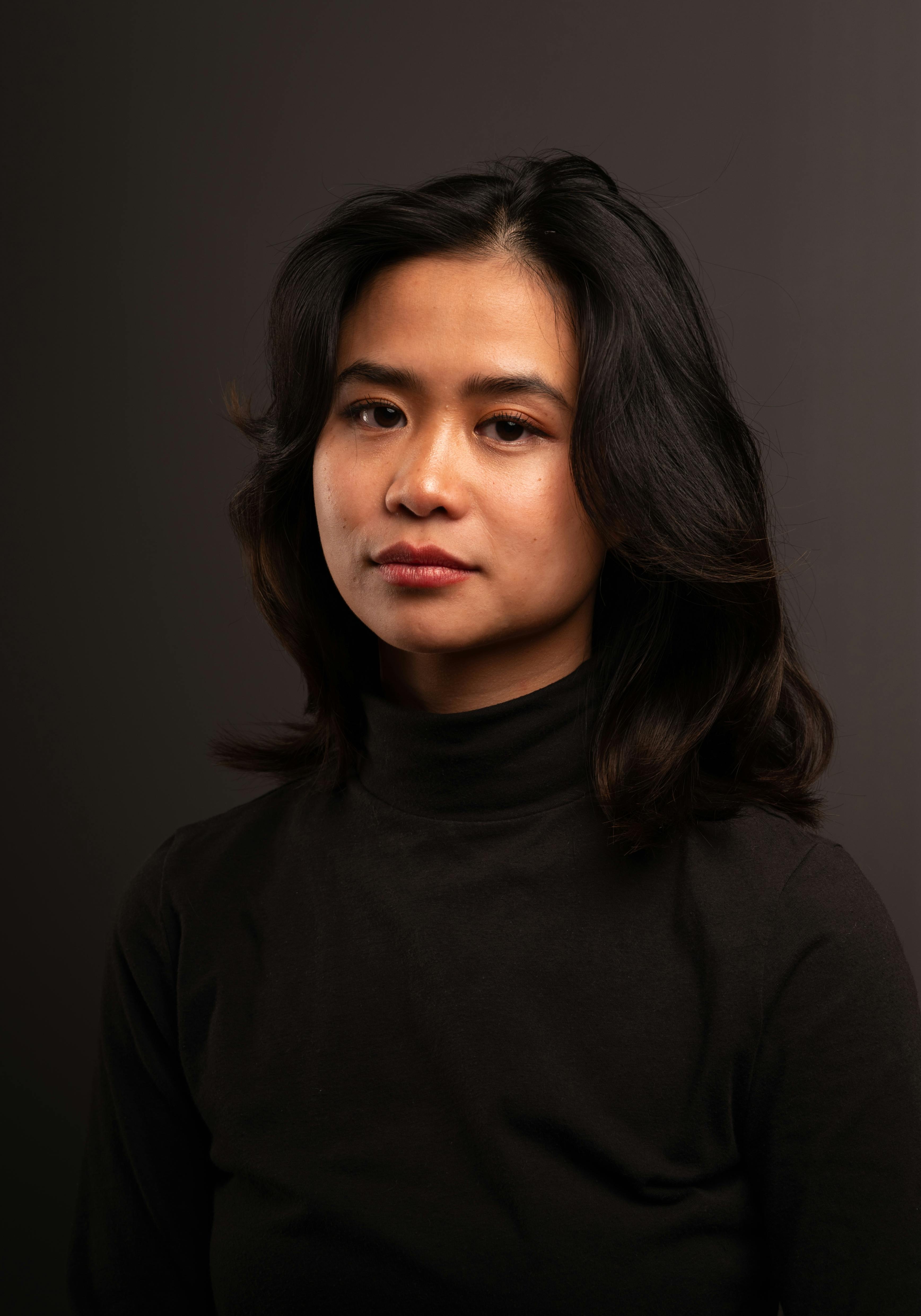 手机壁纸PixelsTalk.Net_坐在凳子上的女人的休闲肖像