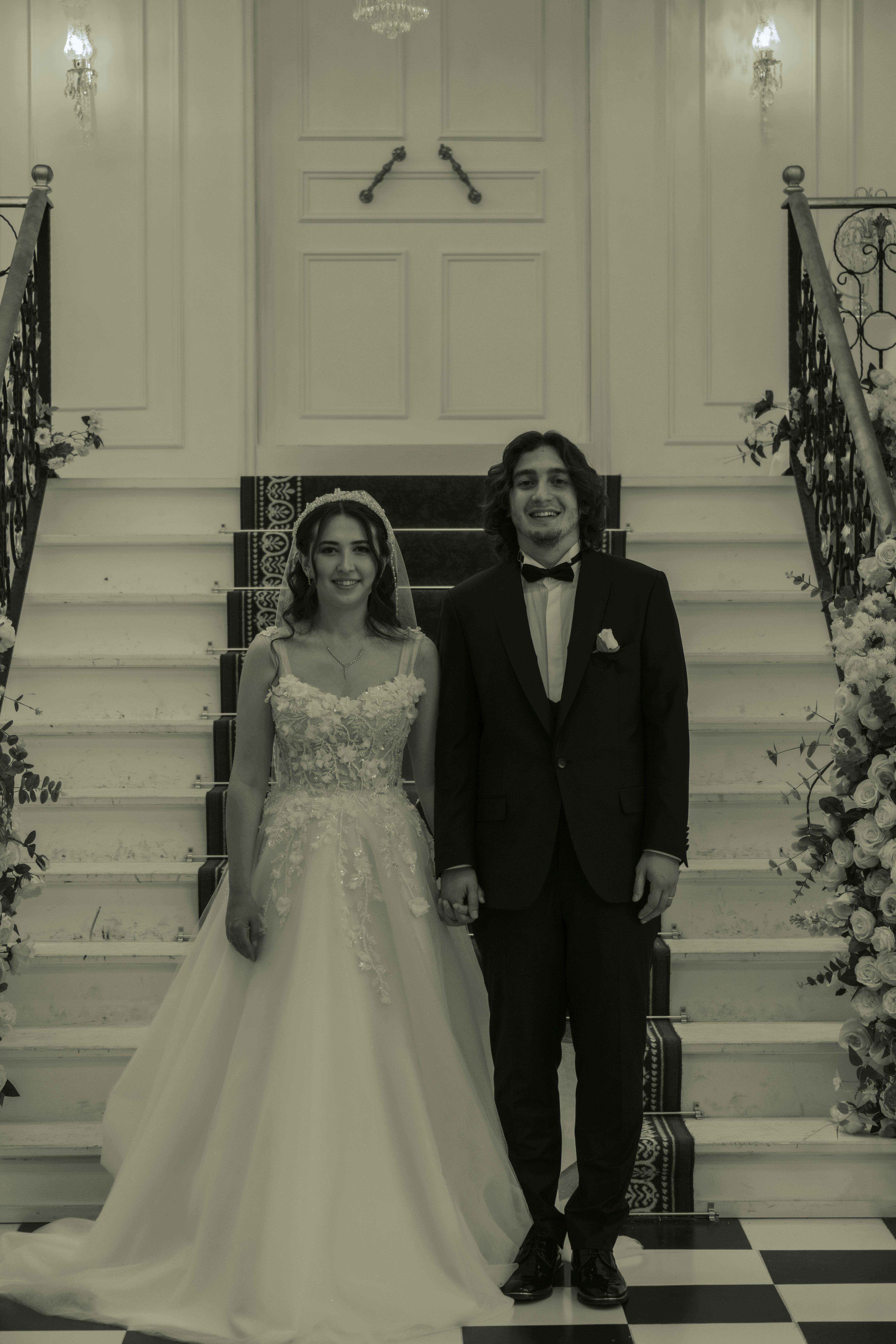 美女照片街拍_优雅的新婚夫妇在室内摆姿势