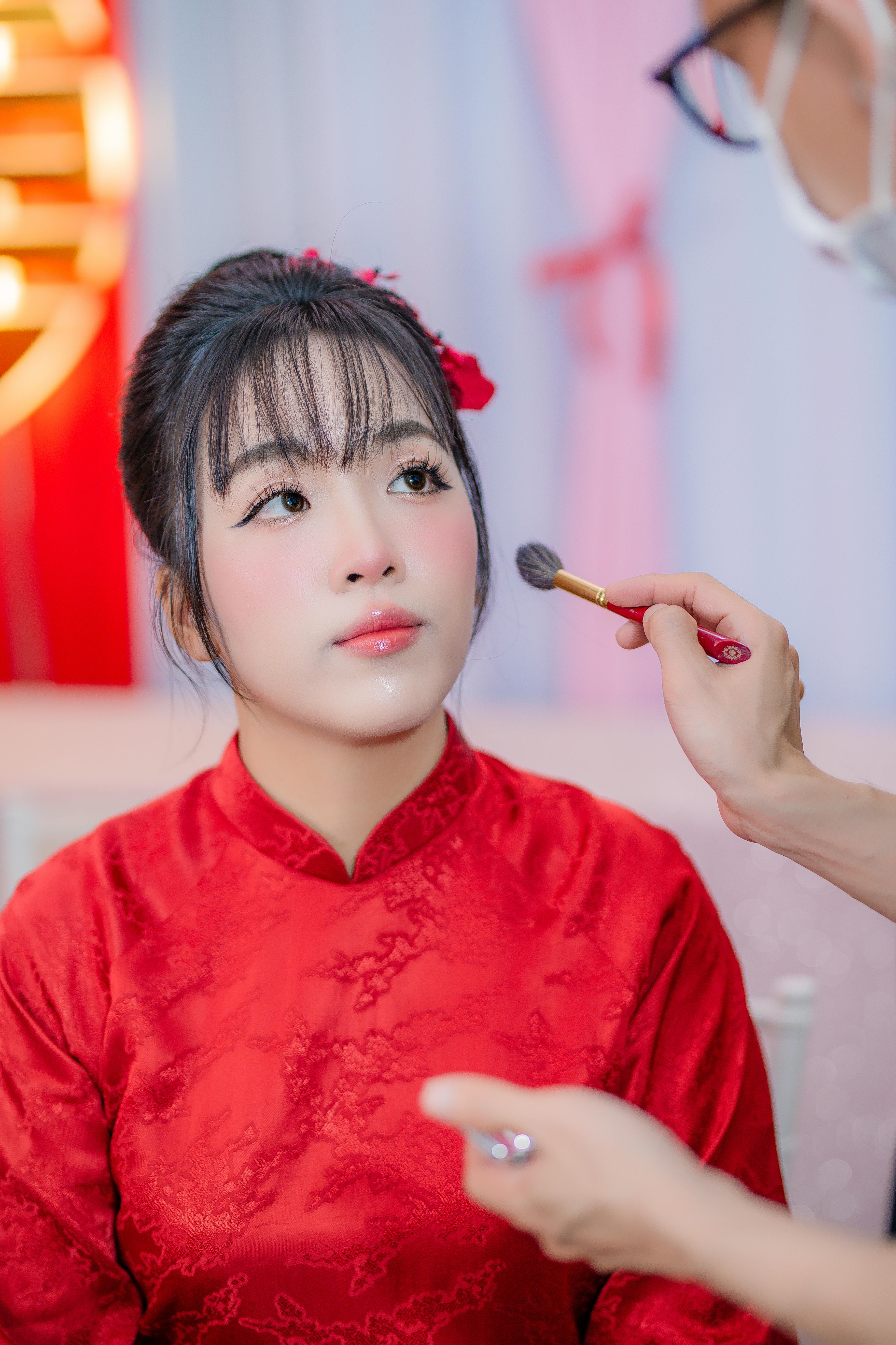 美景图片墨鱼部落格_舒适的环境中打开书上的老式相机