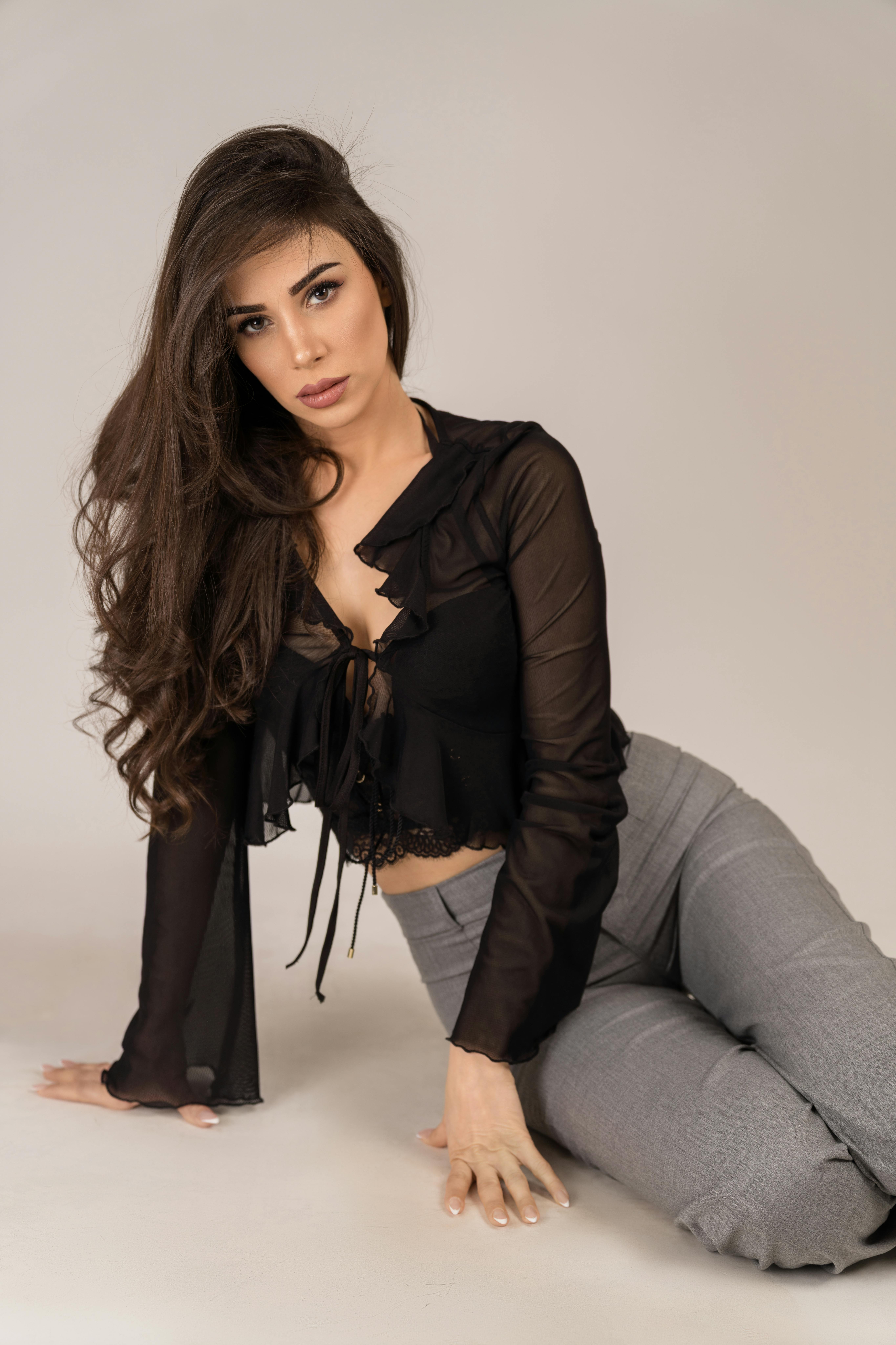 美景图片Photo_身着白色蕾丝套装的优雅女性肖像