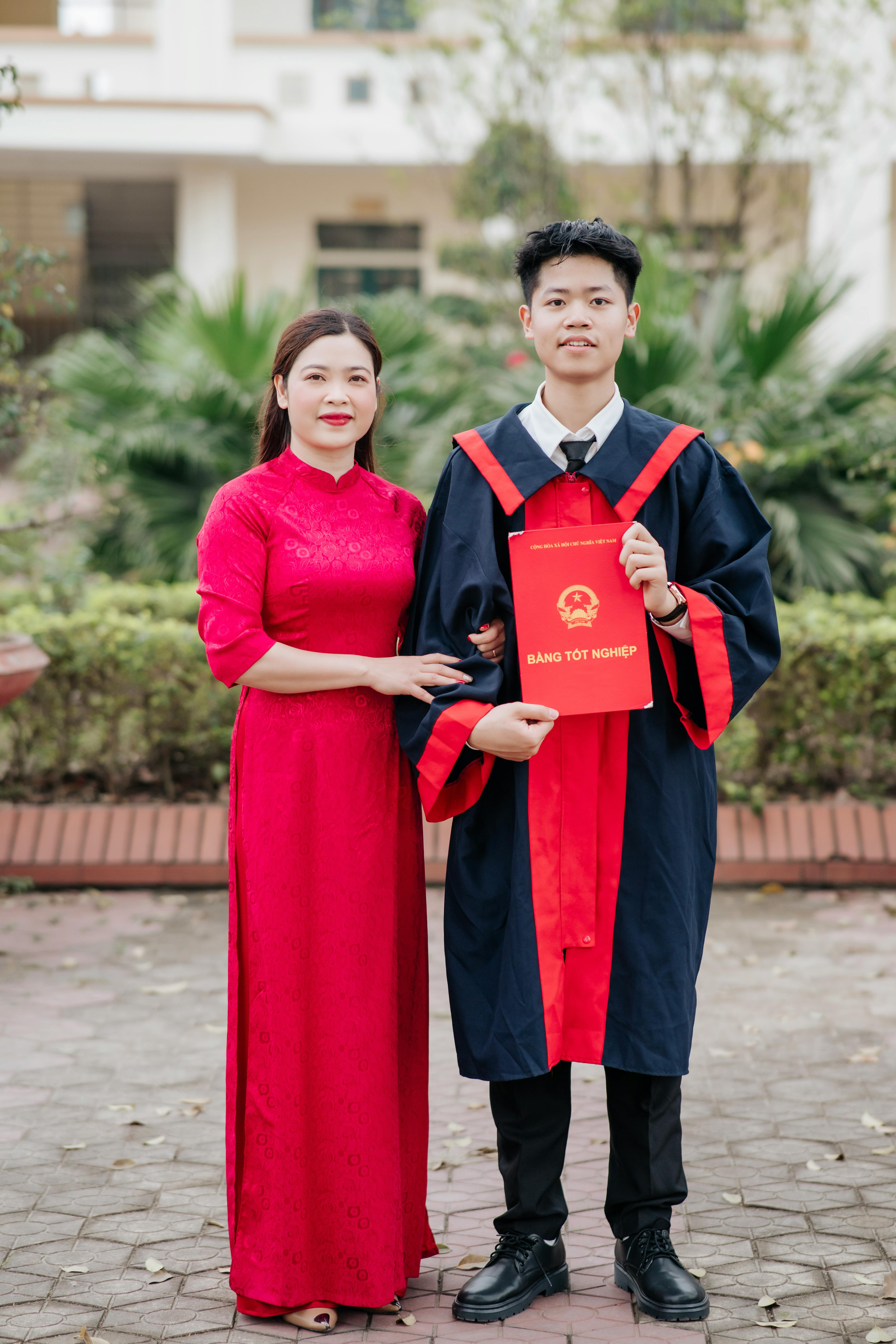 美景图片风景照_迷人的巴黎庭院，拥有古典建筑风格