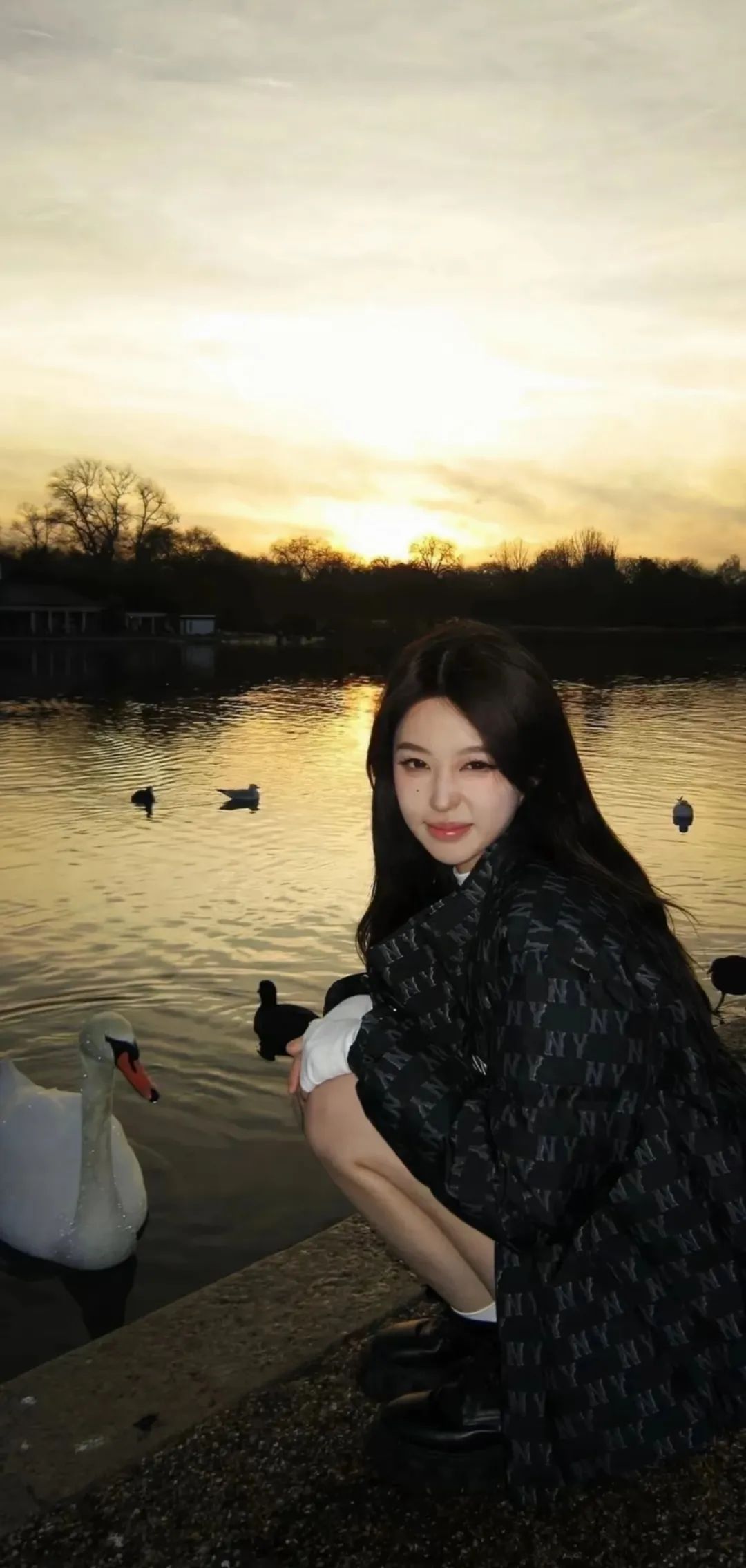 真人美女壁纸小余想吃烧烤_真人美女壁纸美女壁纸，真人壁纸