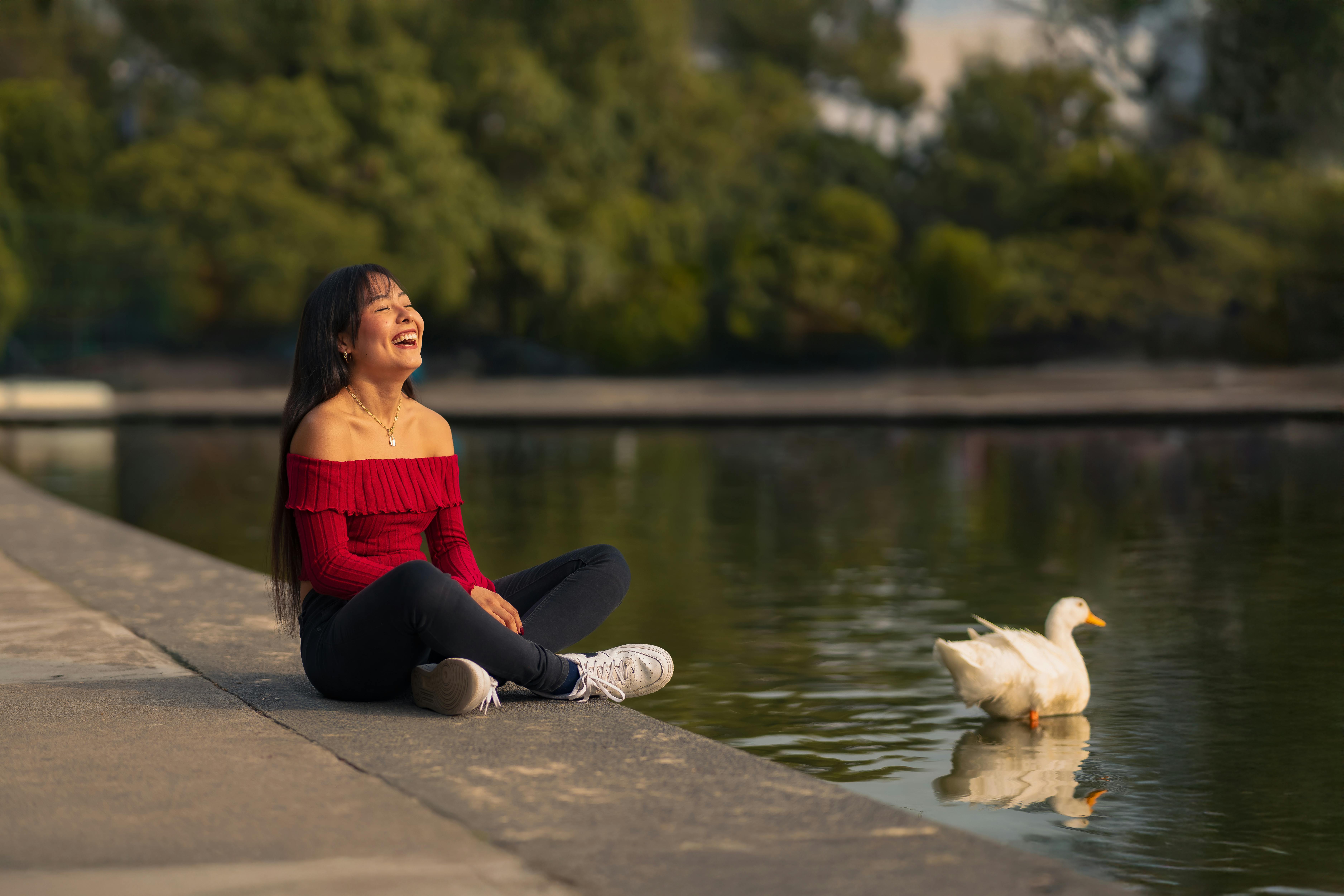 美女自拍塞內加爾_首尔汉江雕塑附近悠闲散步的男子
