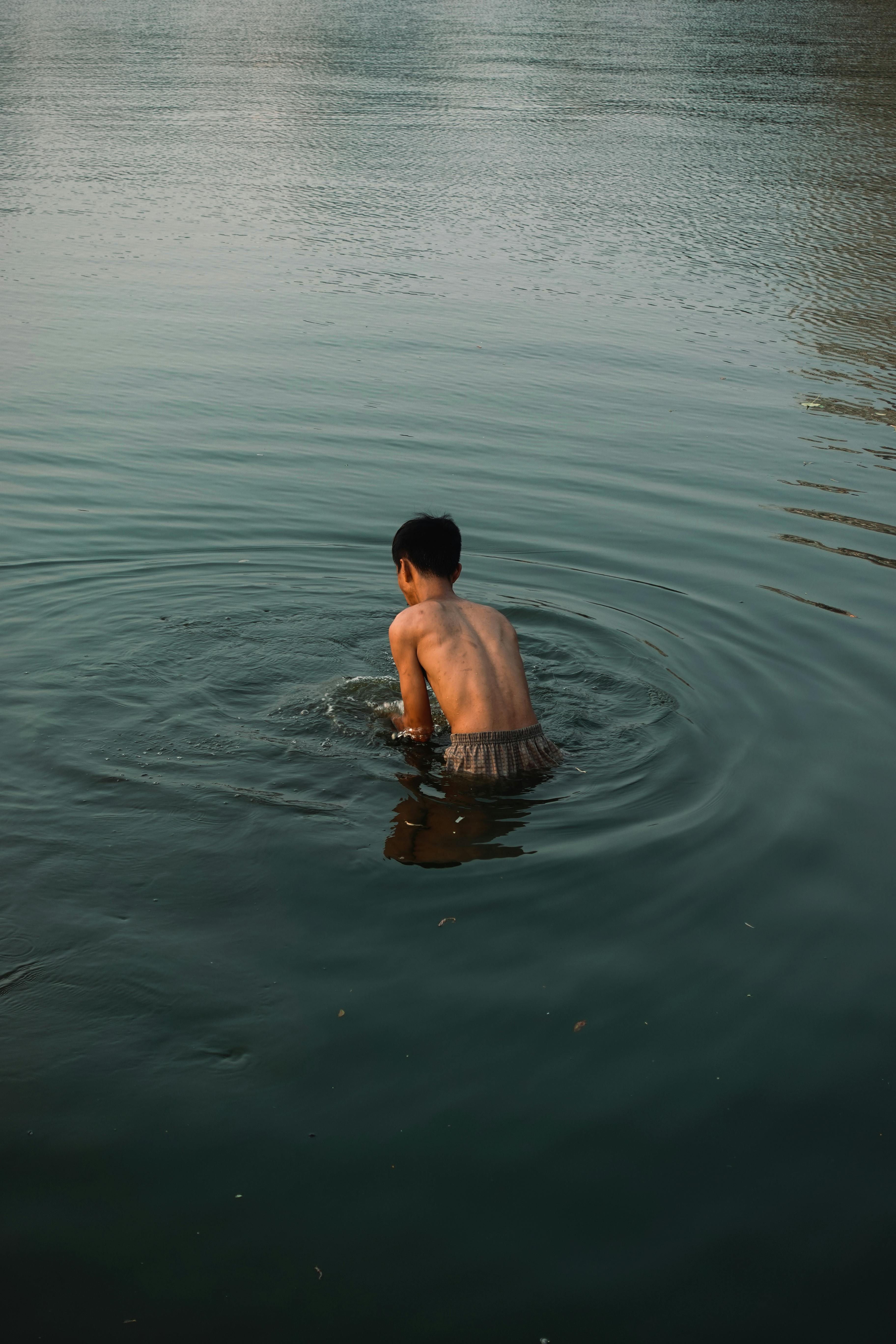 壁纸图片可爱壁纸_两位身着蜡染图案休闲风格的男士