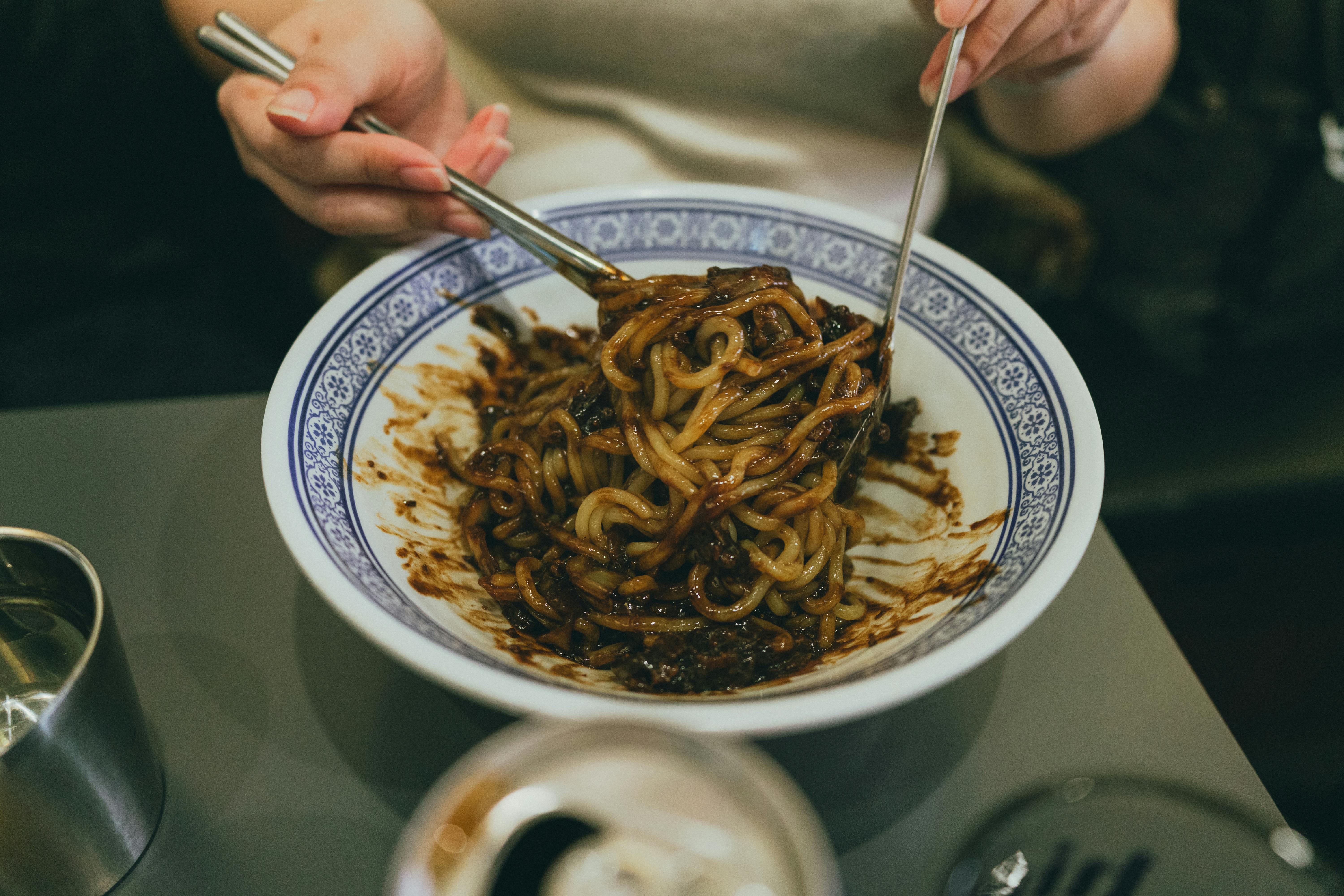 手机壁纸章若楠_性格开朗的学生在室内拿着纸飞机