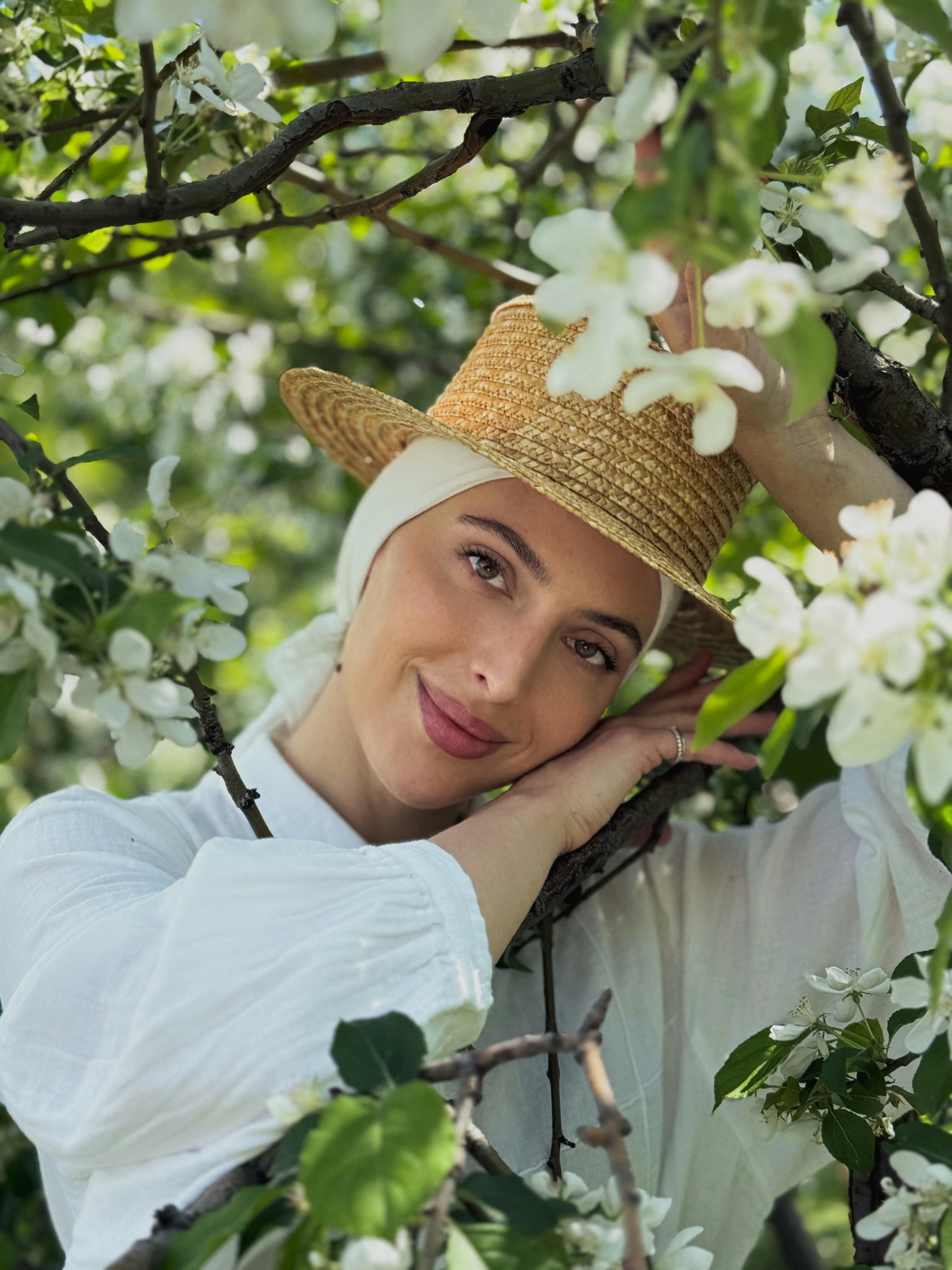 美女壁纸古装美女_戴着草帽和穿着连衣裙的宁静夏日野餐