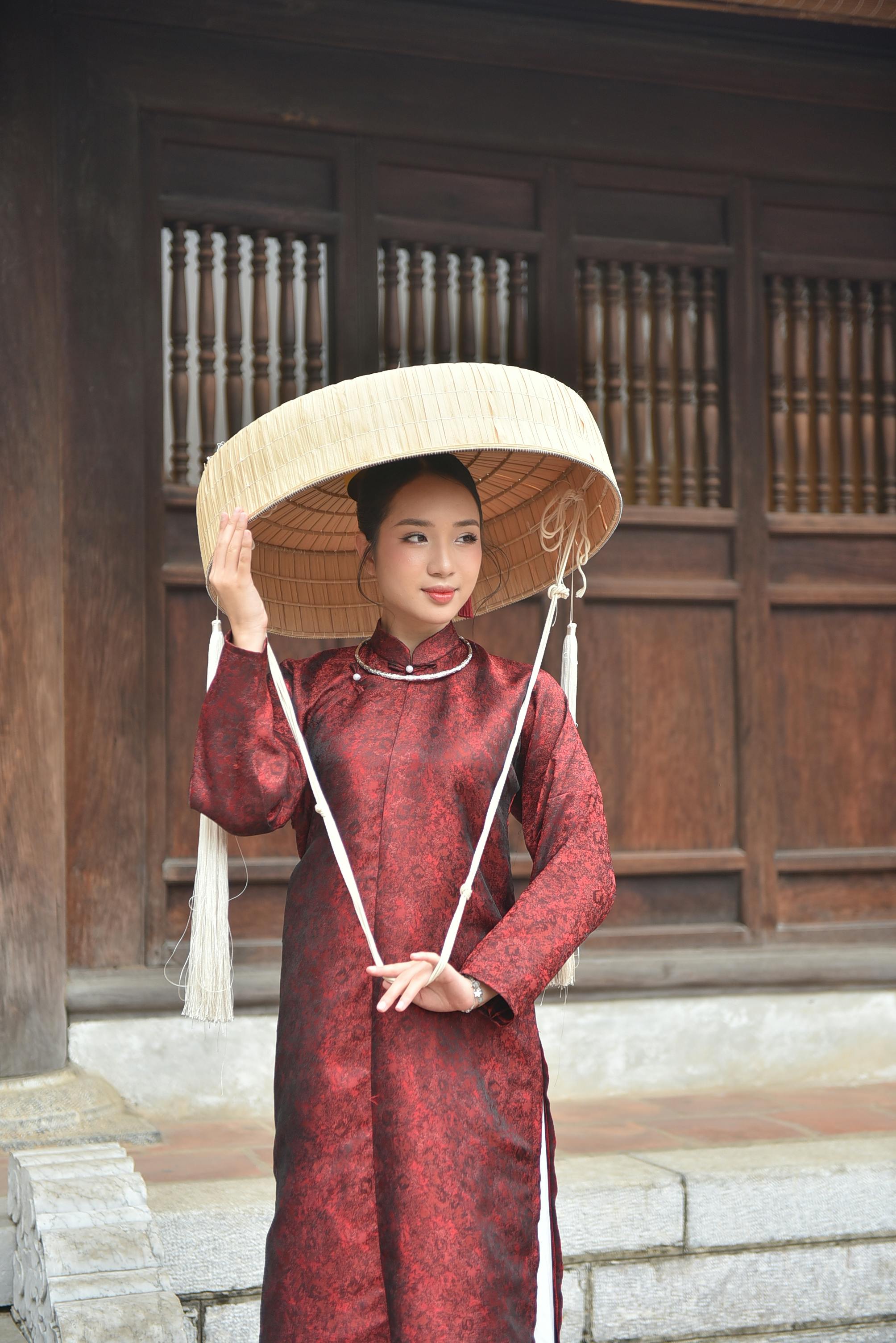 美女壁纸Tony_身着传统服饰、头戴越南帽的优雅女子