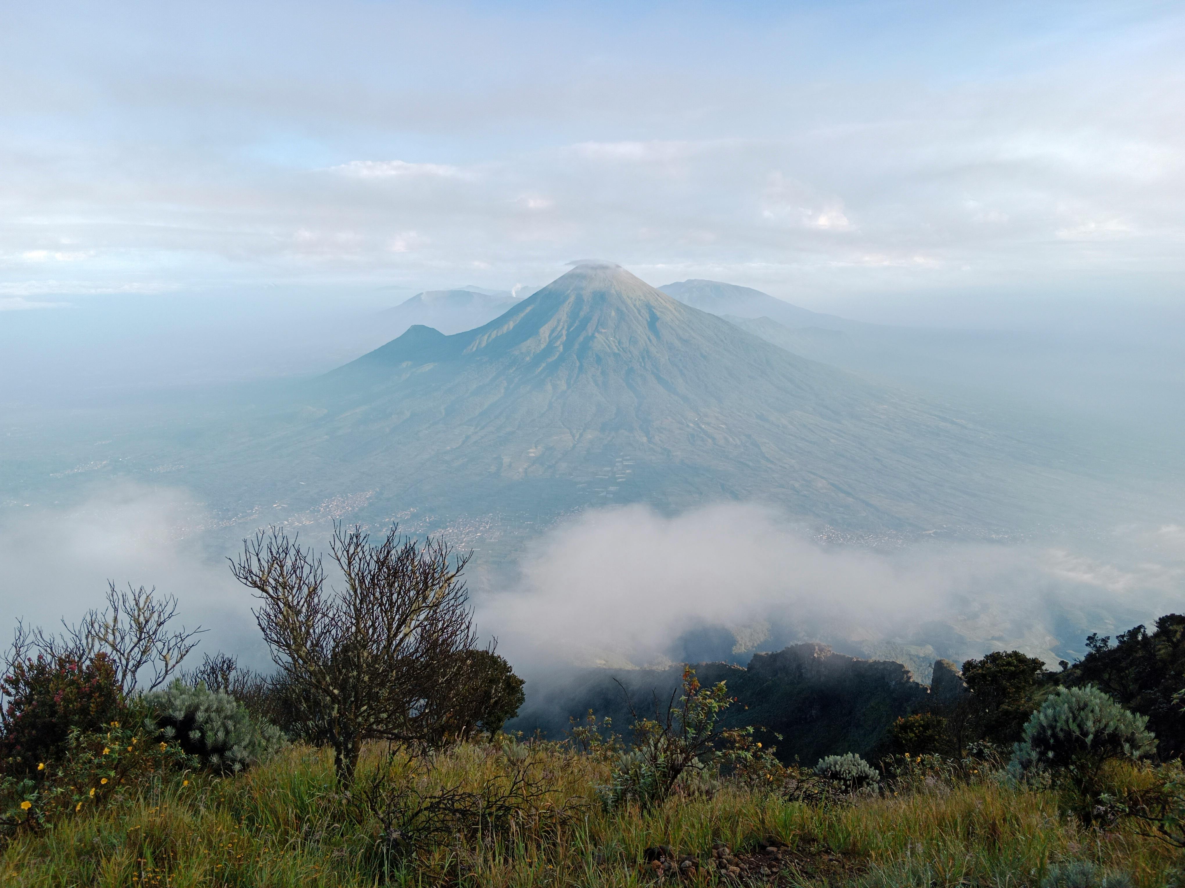 美女头像小余想吃烧烤_中爪哇省梅尔巴布火山的壮丽景色