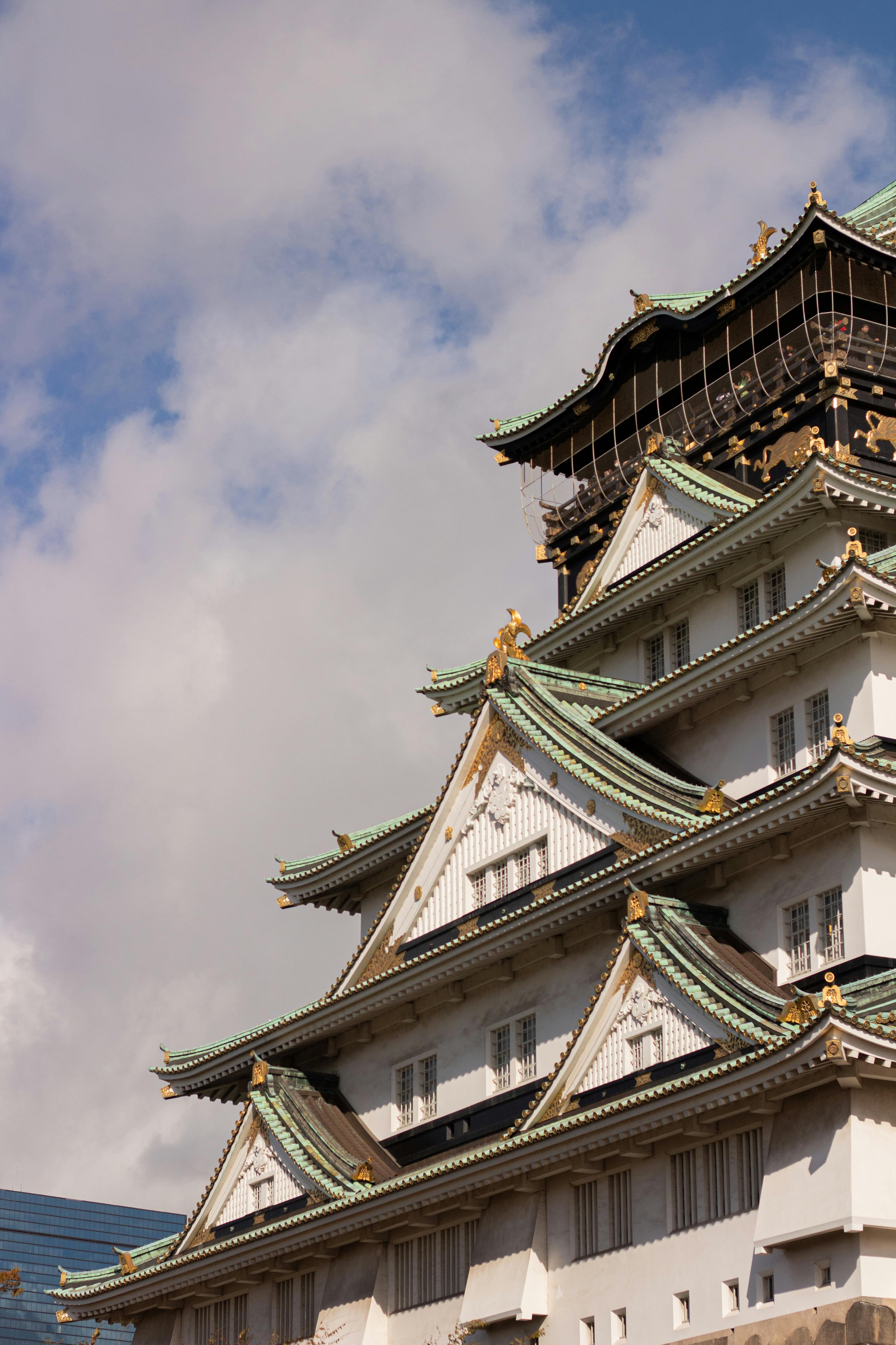 壁纸图片哪吒壁纸_寺庙里身着传统服饰、撑着阳伞的女人