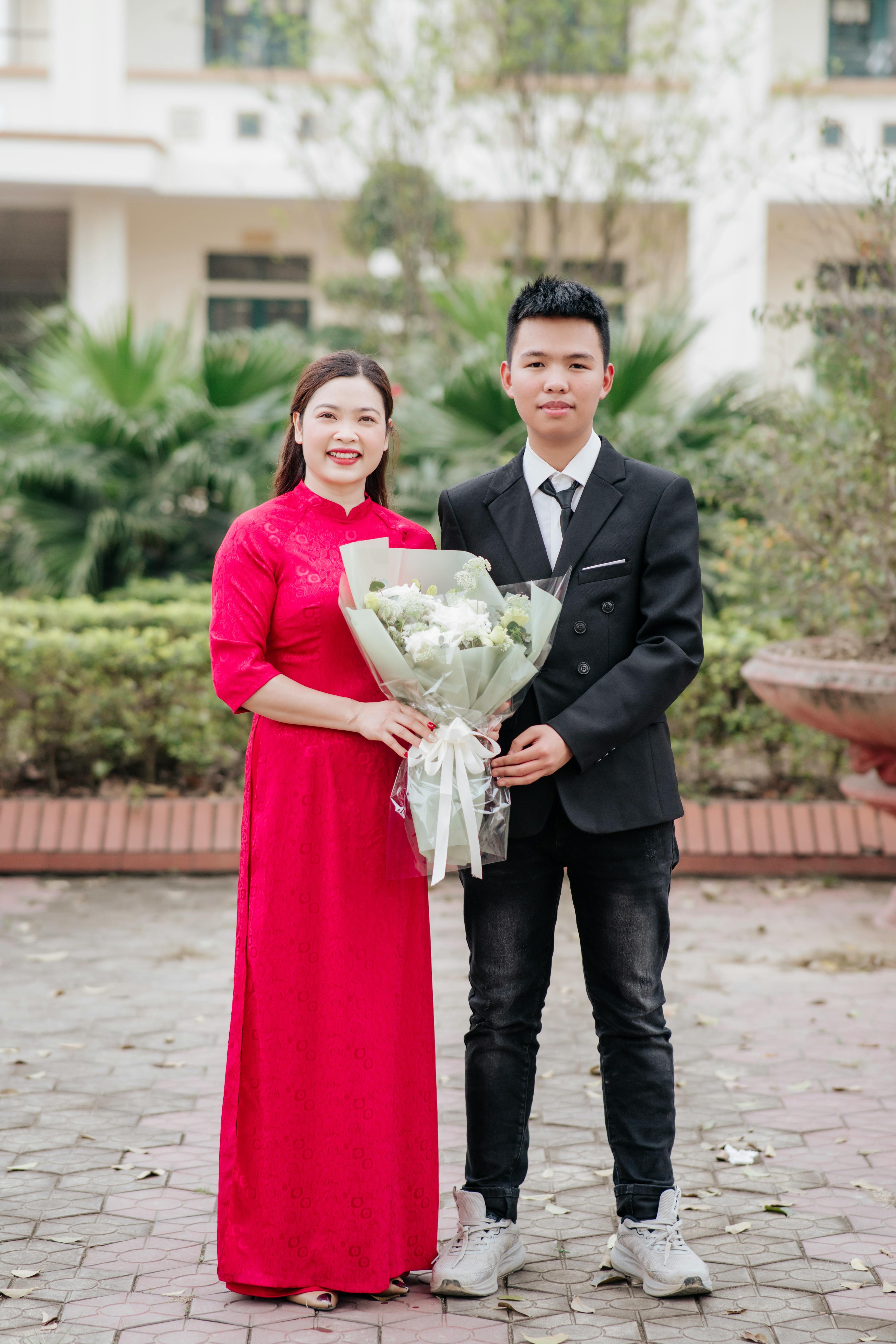 美女头像刘亦菲_户外穿着越南传统服饰的年轻夫妇