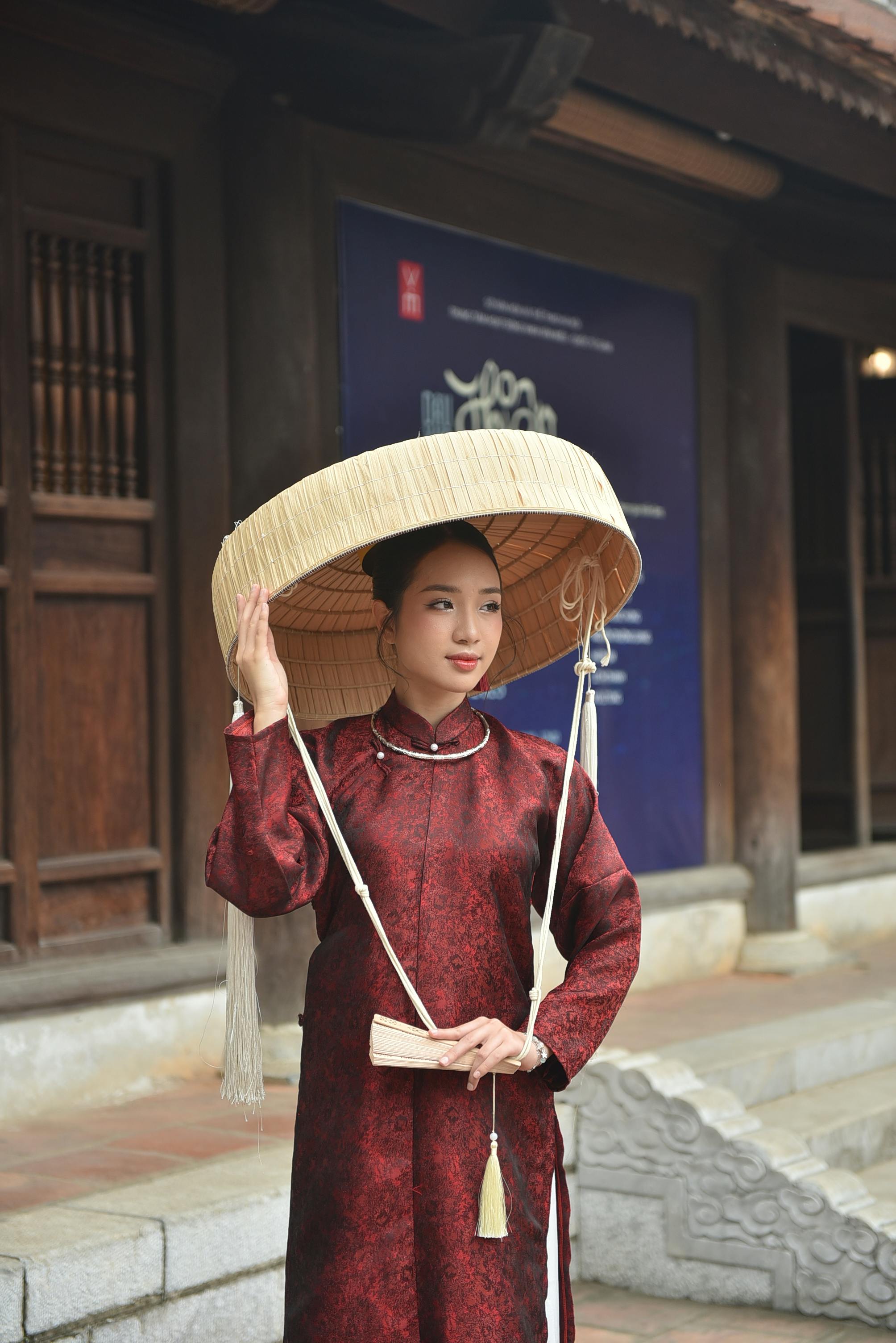 美女照片PTT_越南传统奥黛（AoDai）与圆锥形帽子
