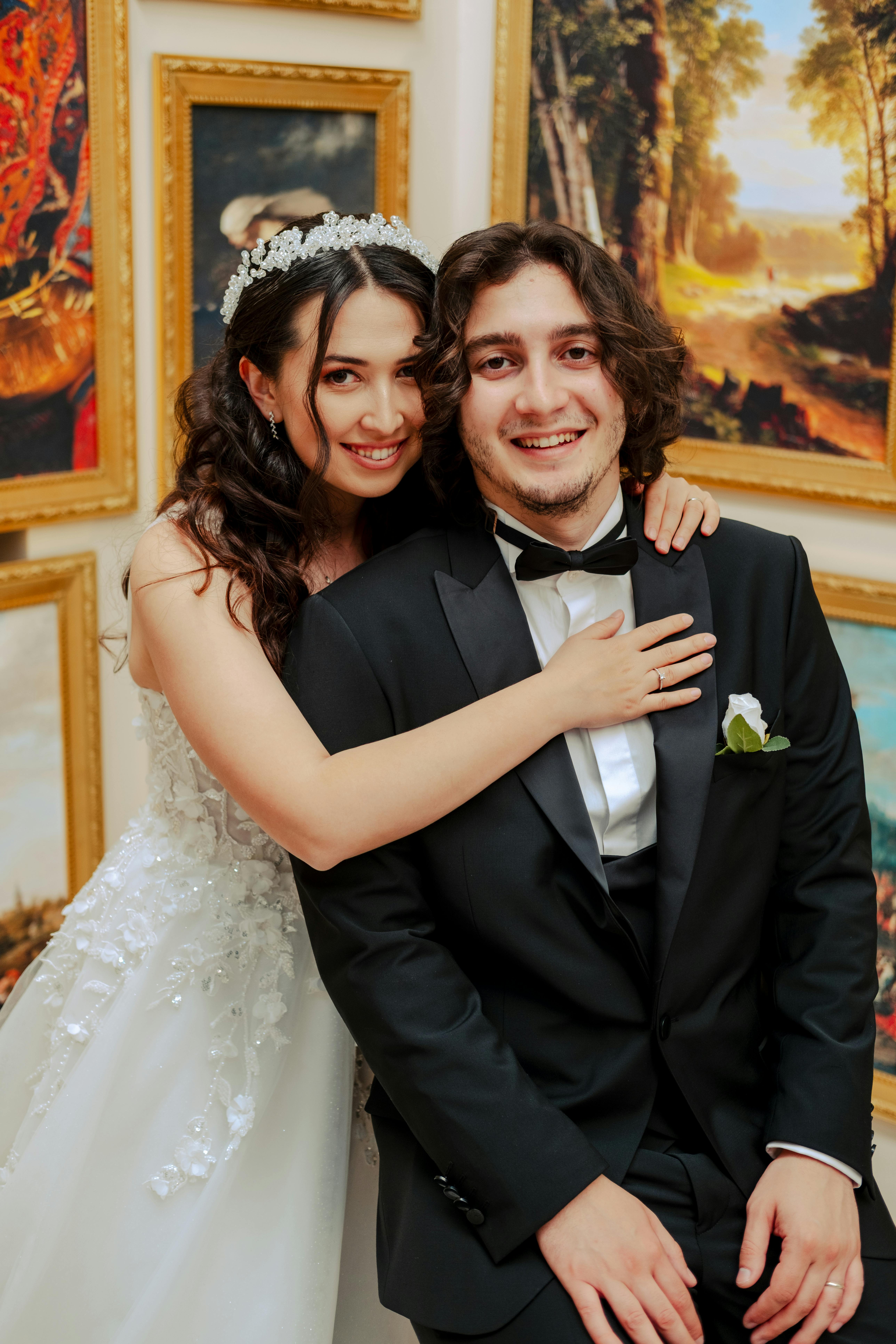 美景图片金华市_优雅的新婚夫妇透过门偷看