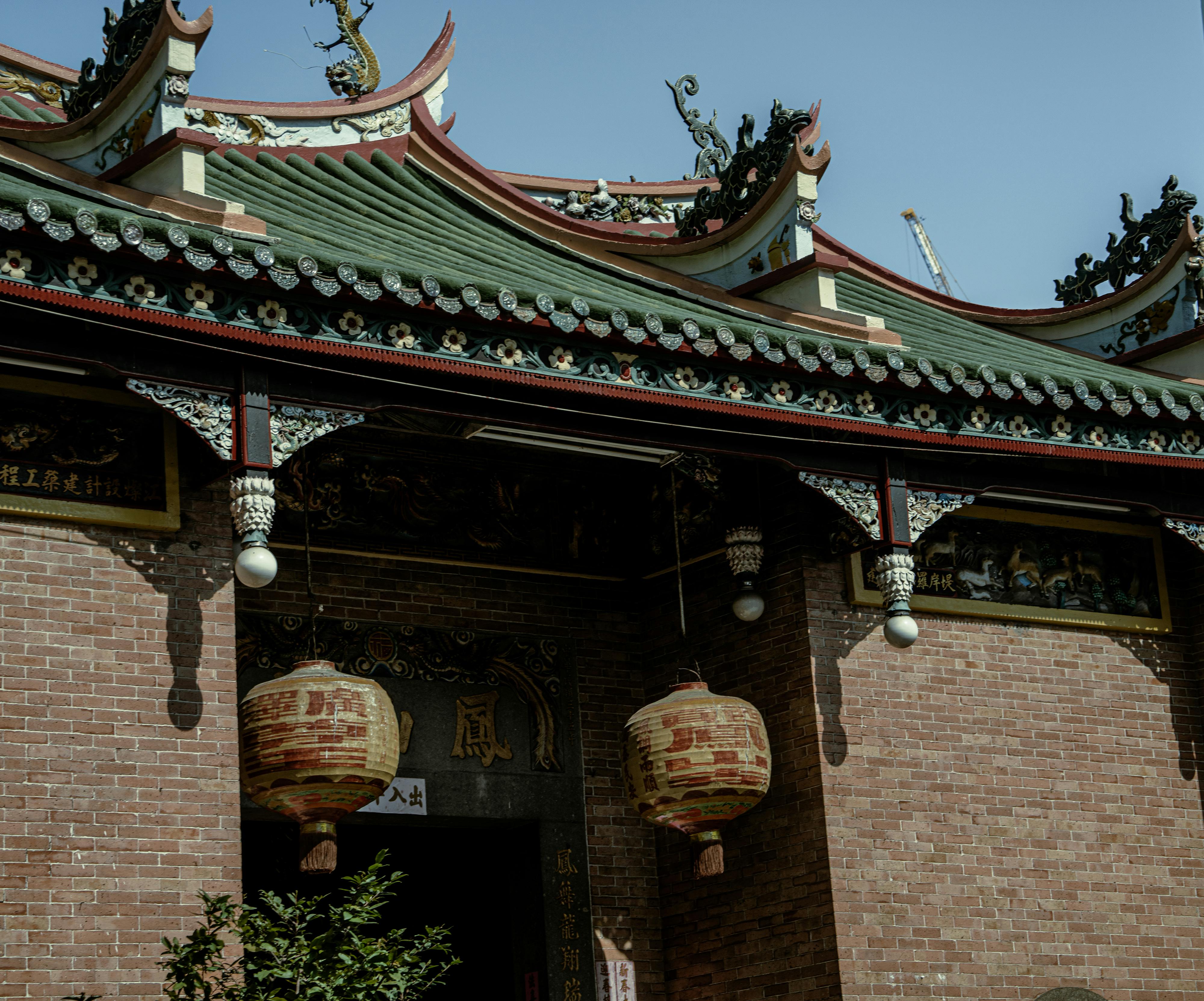 壁纸图片动漫风景壁纸_身着橙色百褶裙、配墨镜的优雅女性