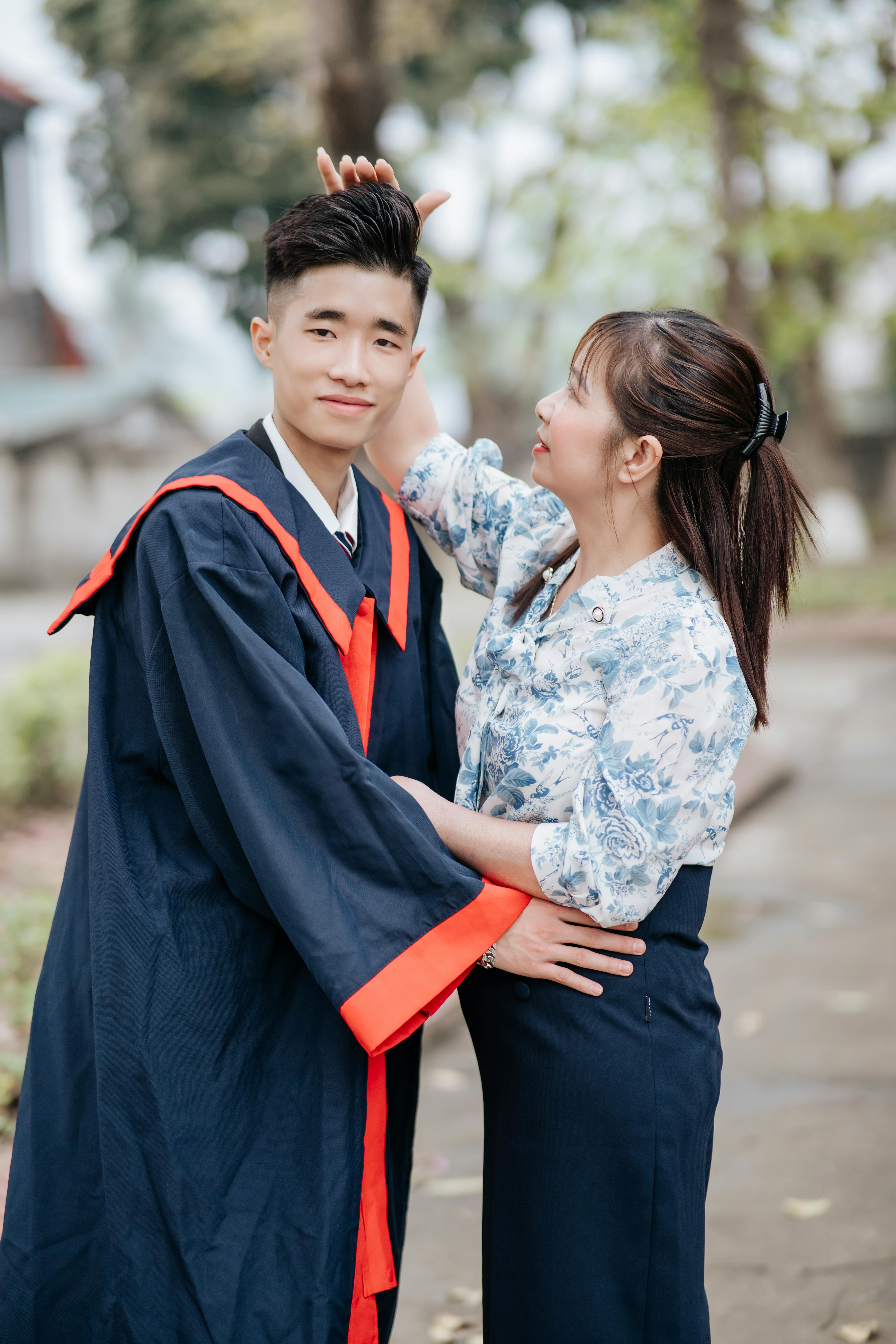 美女自拍台灣_五名年轻男子站在户外
