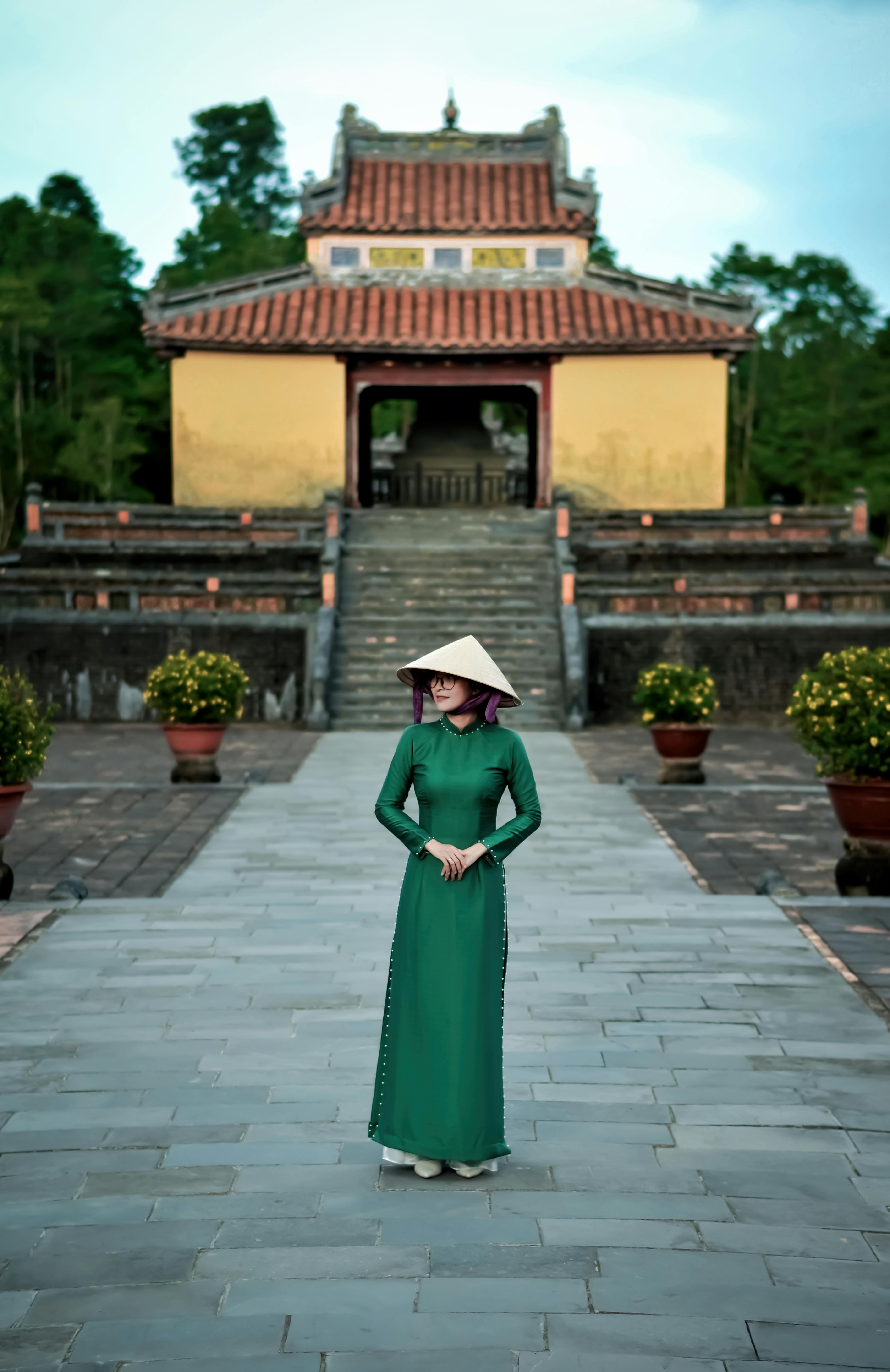 美女壁纸Image_穿着奥黛的传统越南妇女