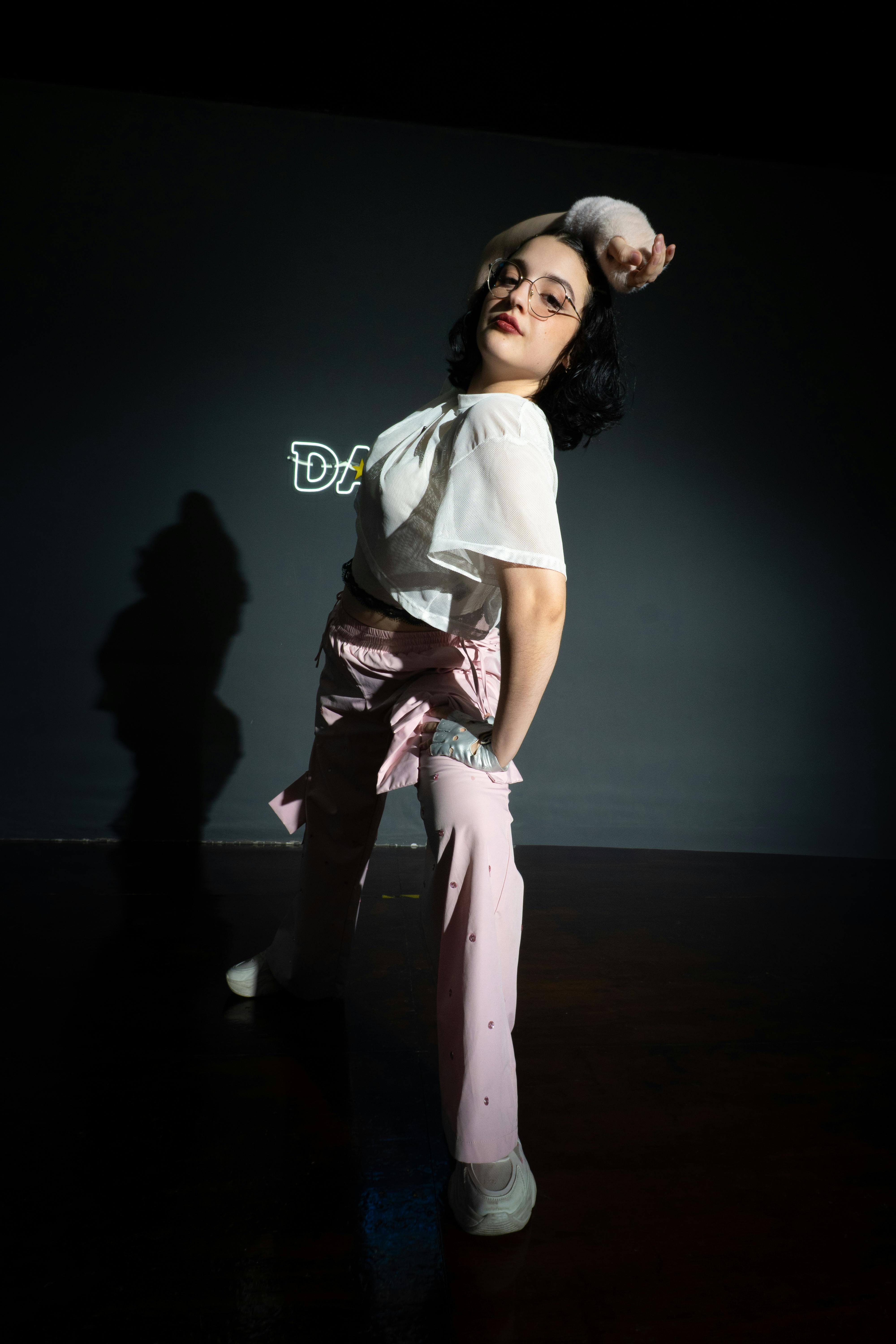 美女头像街拍_梅里达的一位女艺术家的现代舞肖像