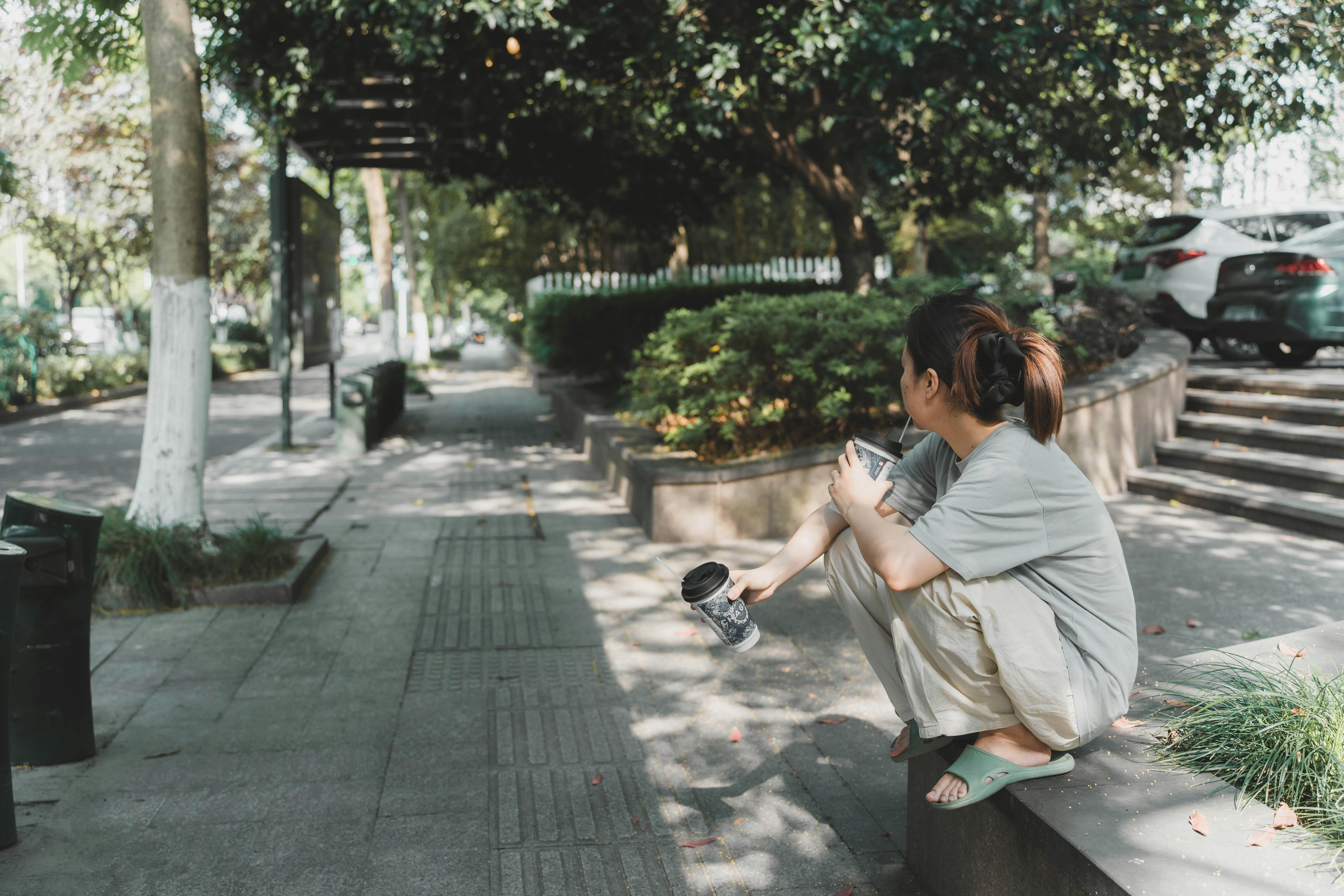美女自拍Middle_风景秀丽的山景和郁郁葱葱的绿树