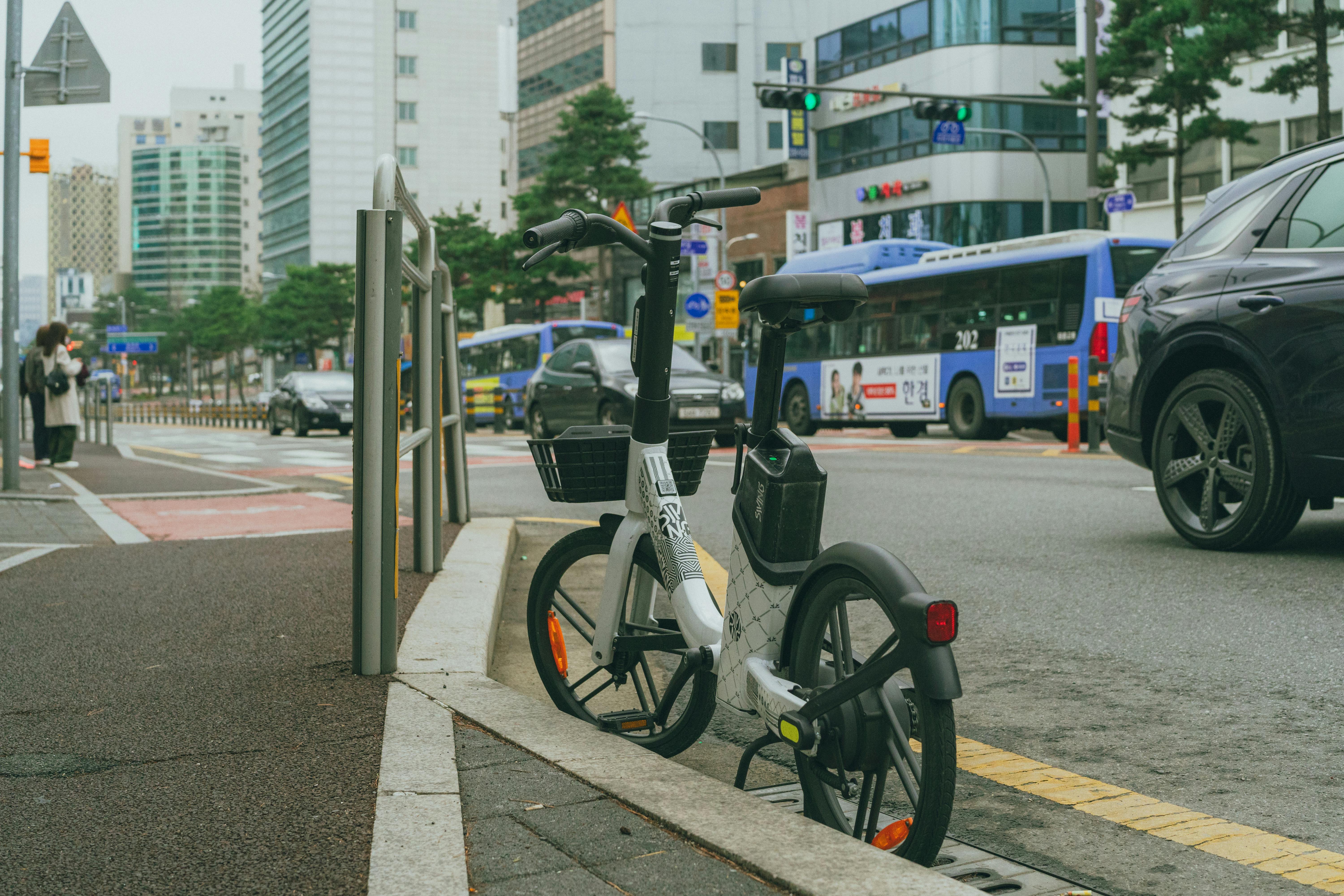 壁纸古风1920x1200_首尔市街道人行道上自行车