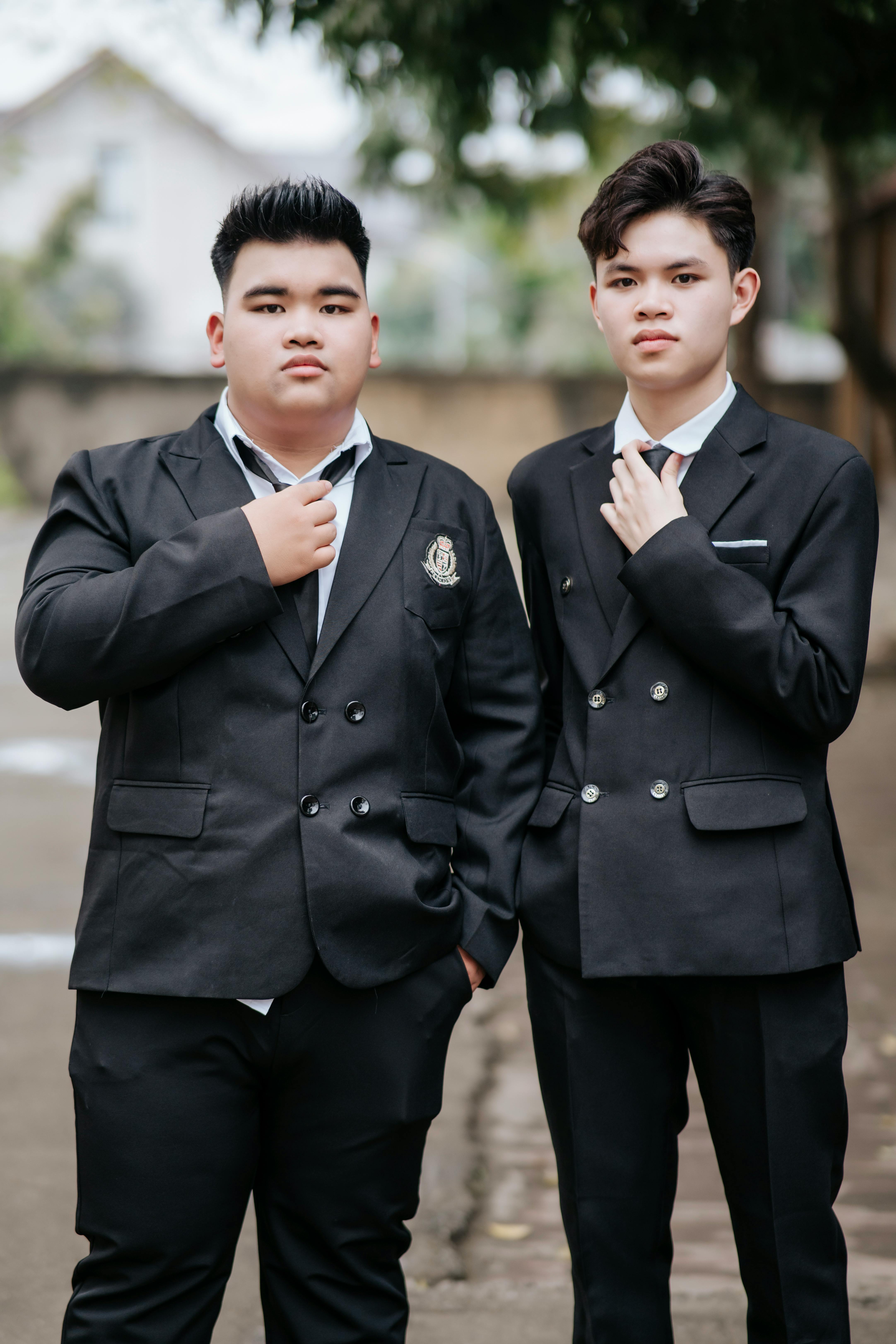 美景图片自然_五名年轻男子站在户外