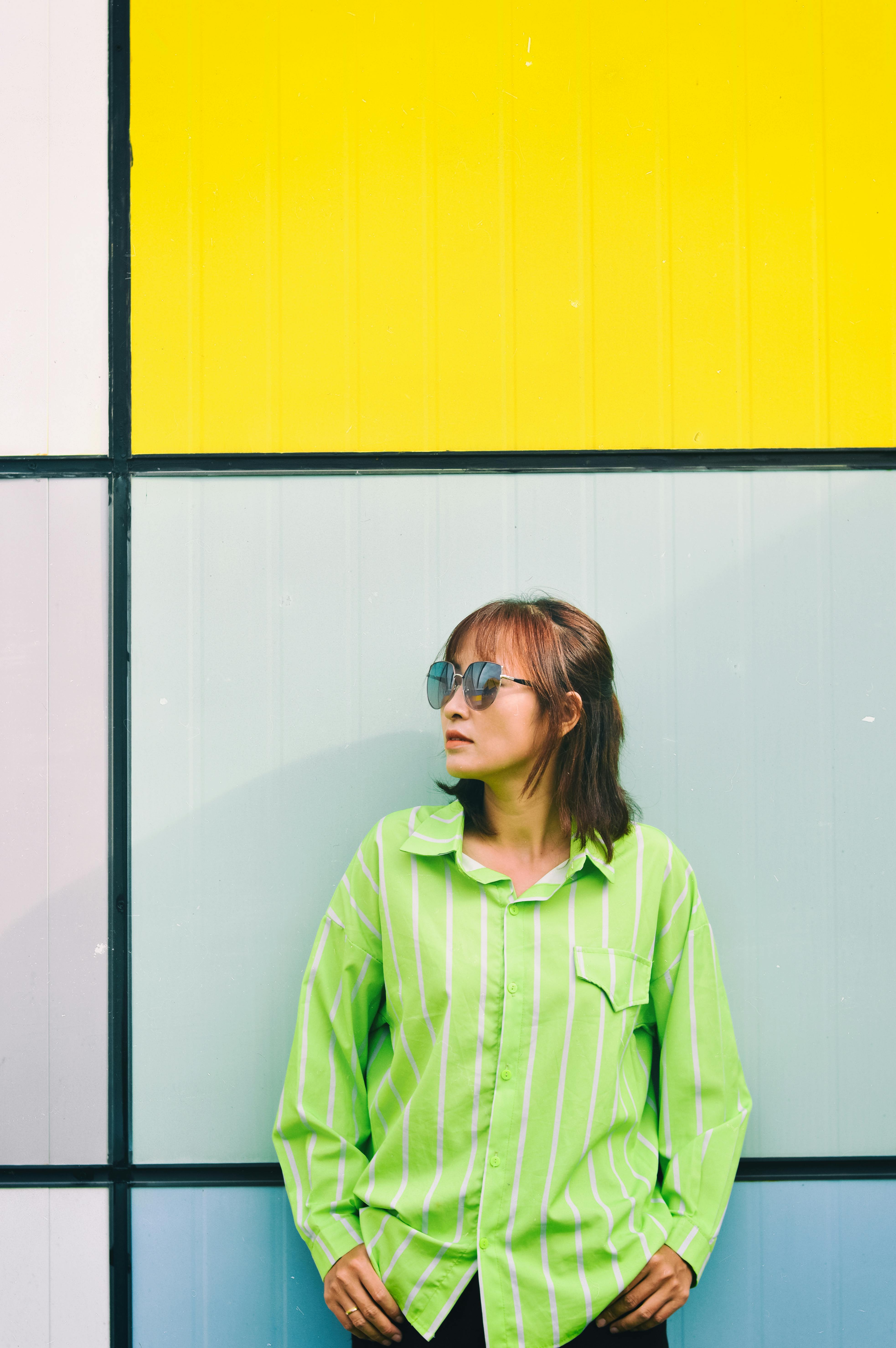 美女照片韩国美女_俯瞰英国海岸线的黄色野花