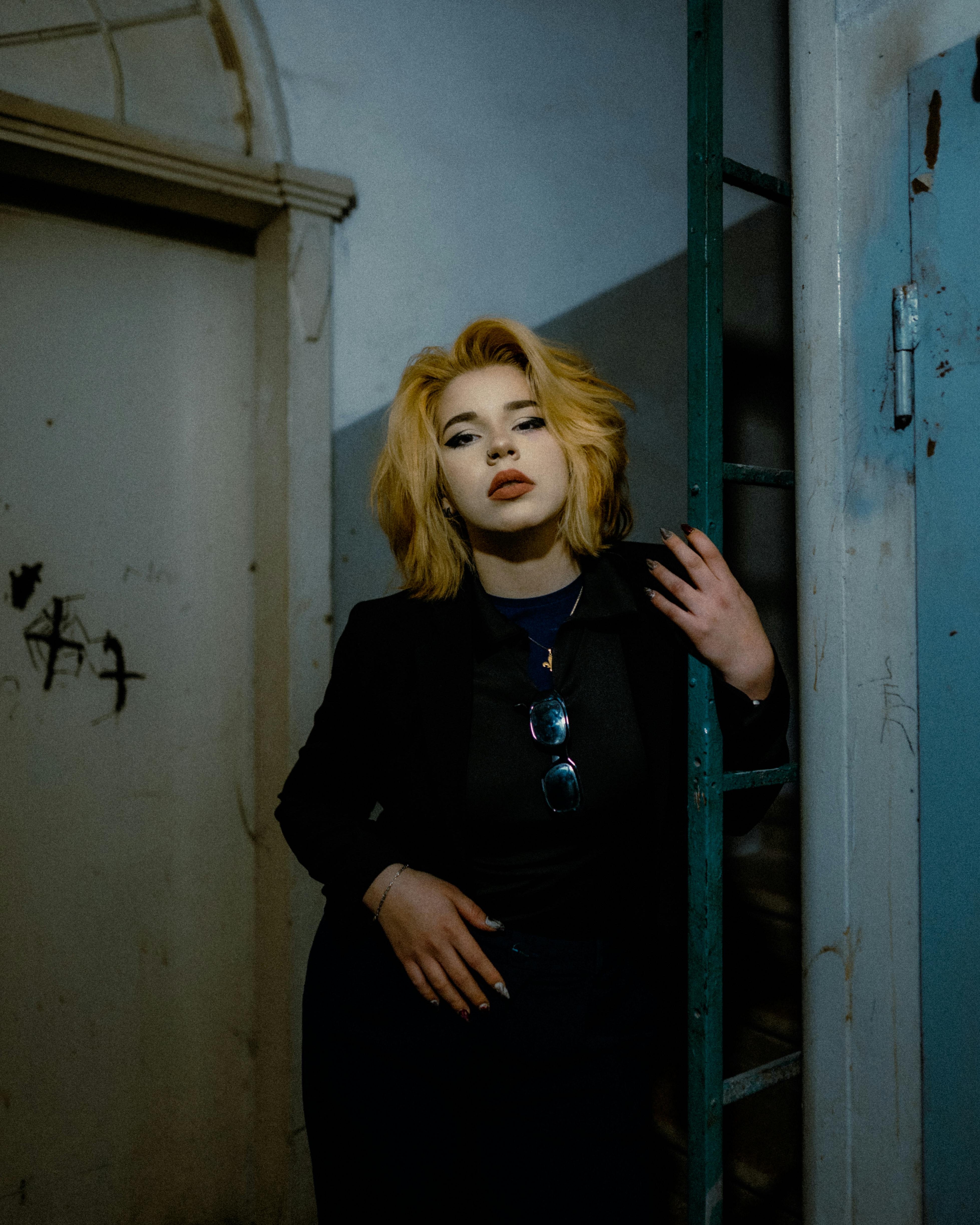 美女壁纸壁紙_城市小巷中忧郁的女人肖像
