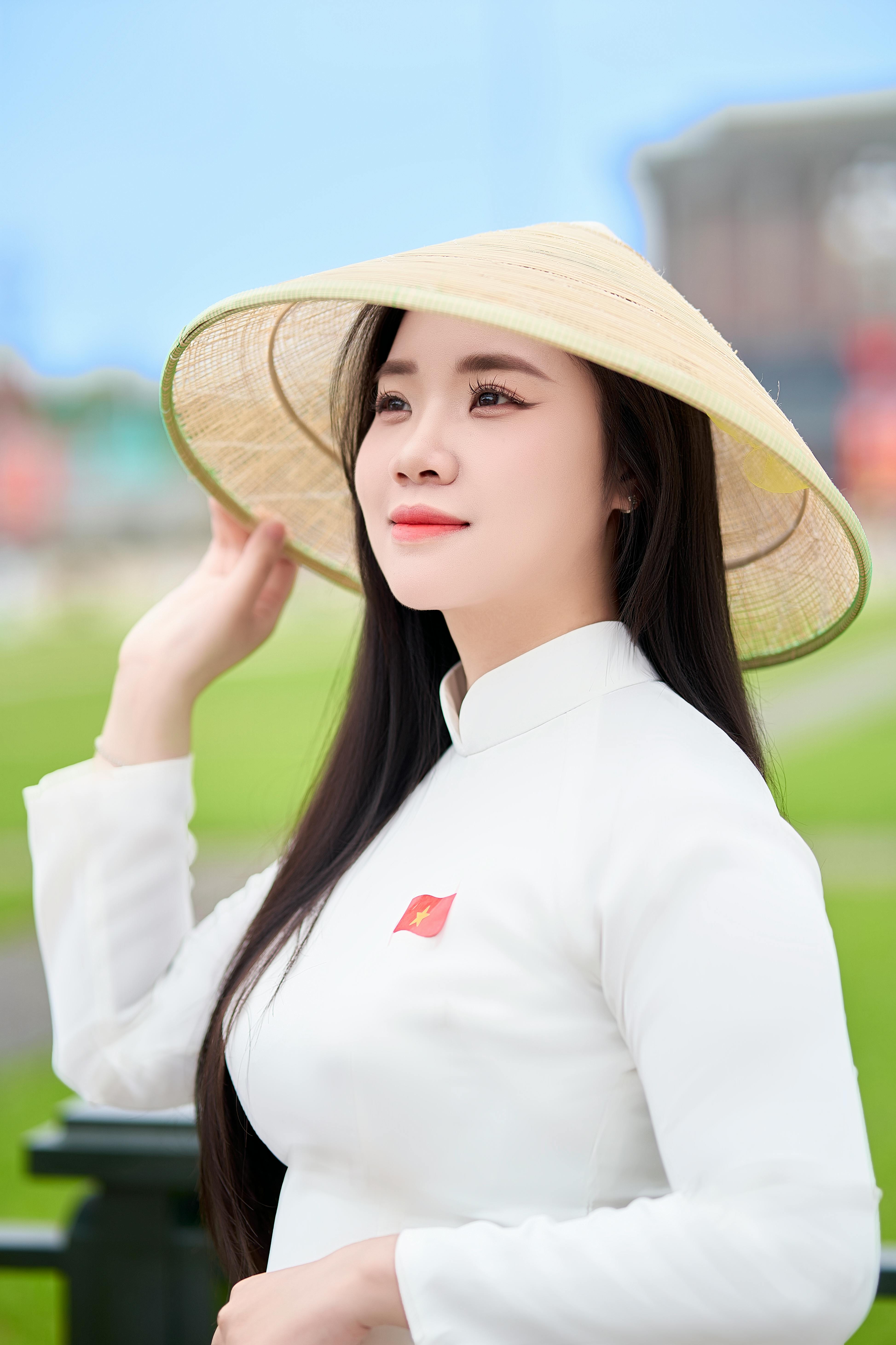 美女壁纸手机_白盘上蓝色绣球花的艺术平铺