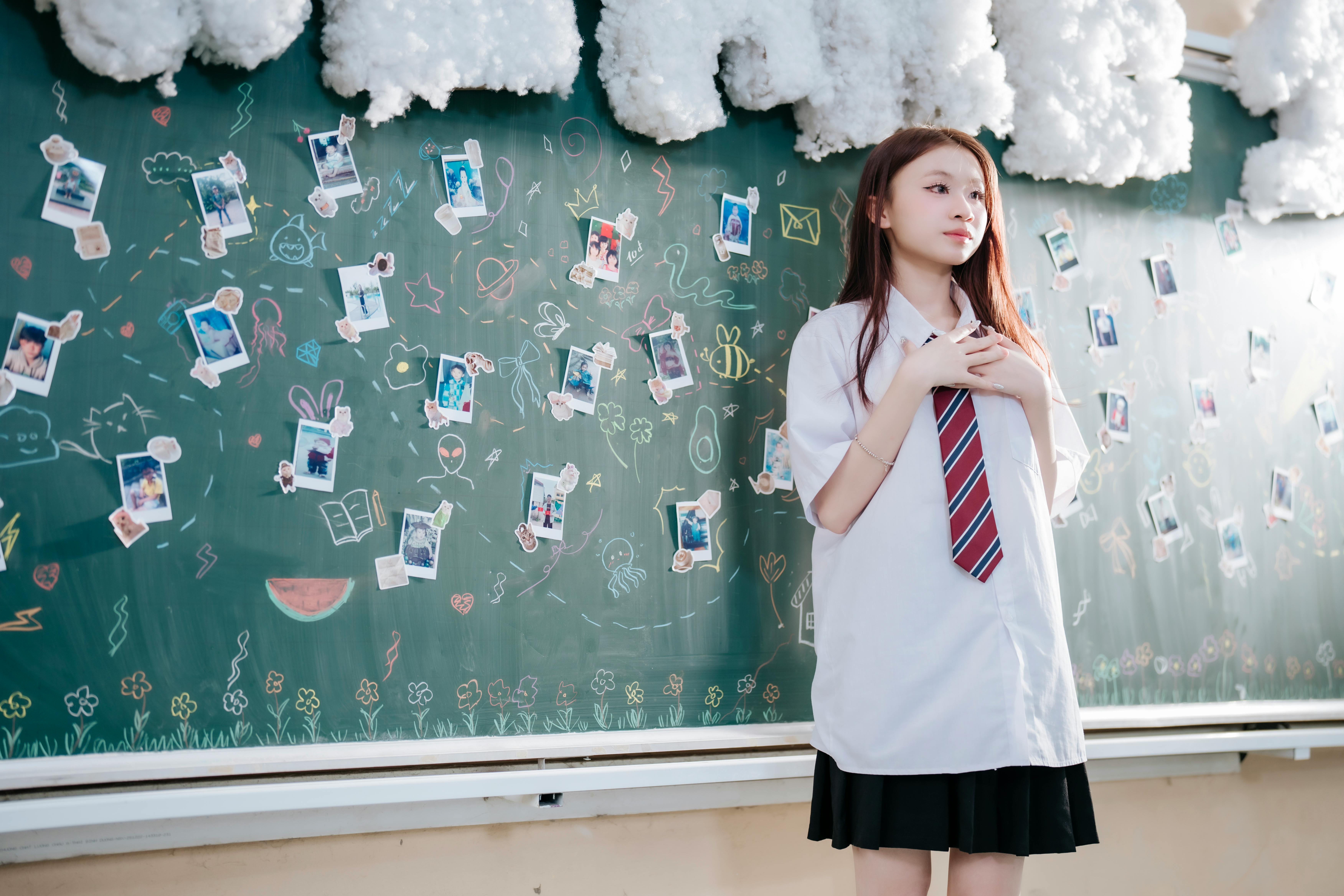 美女头像美女写真_春天里盛开的生机勃勃的野花草甸