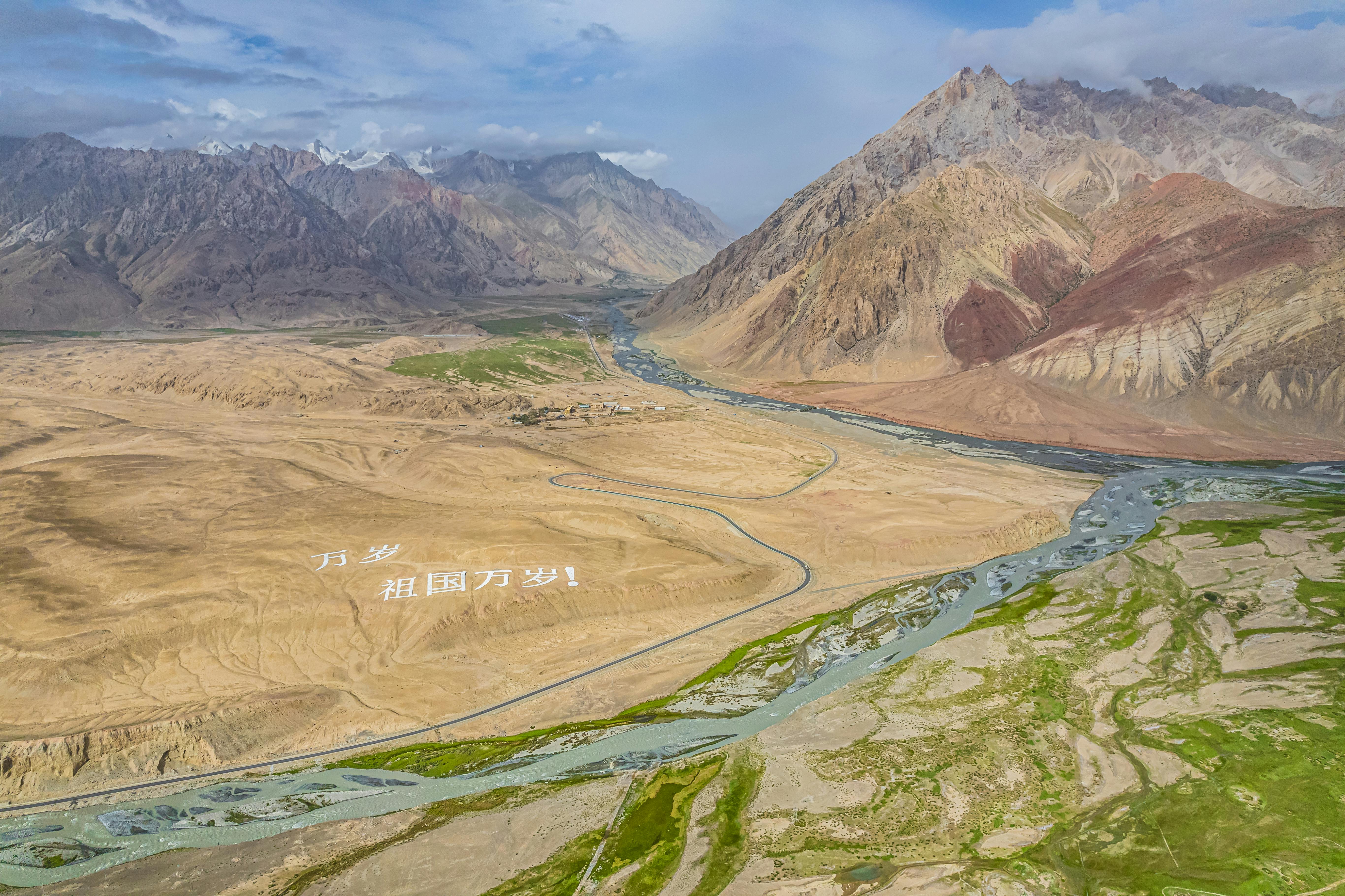 美景图片TOP4_巴登巴登建筑和山丘的风景