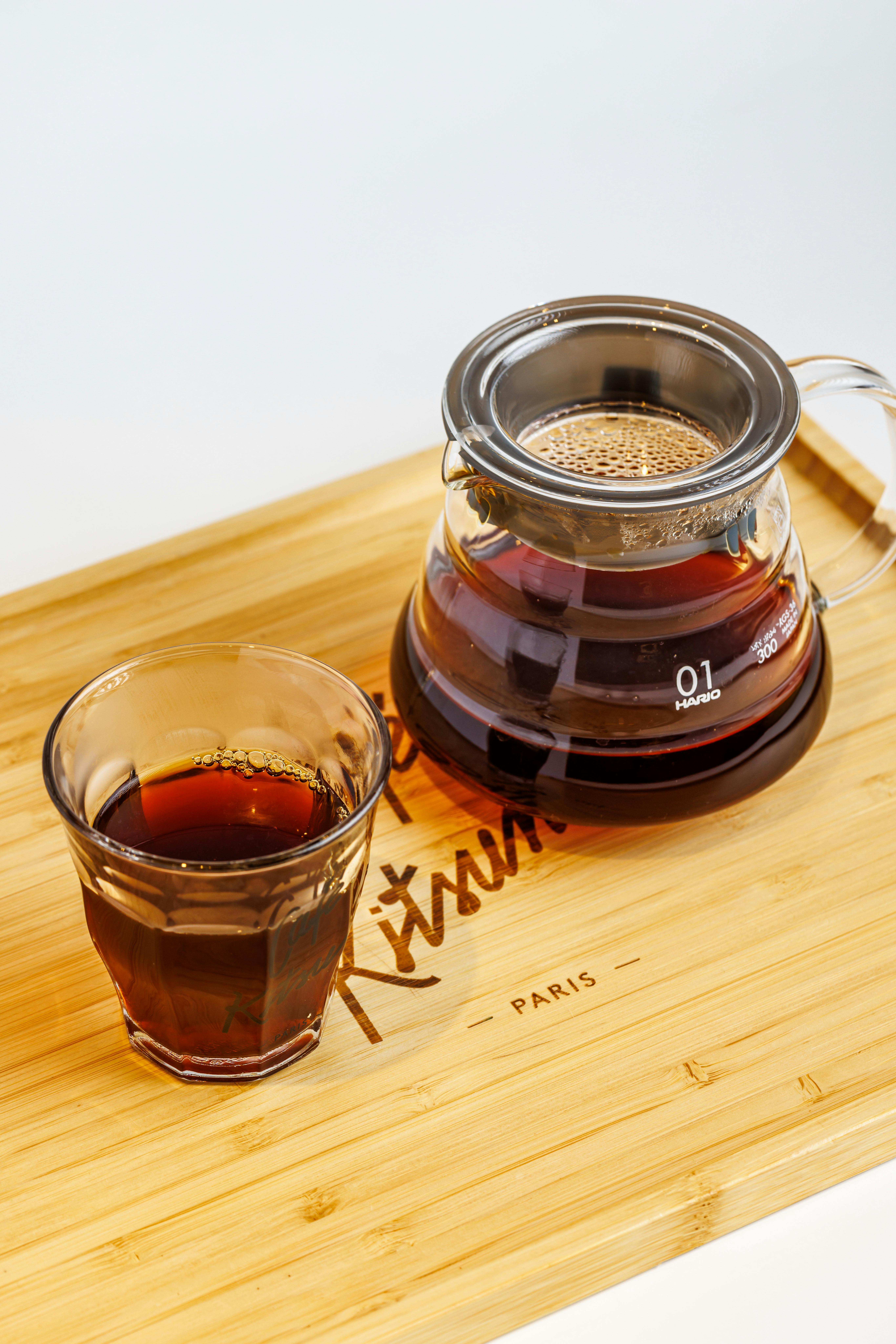 手机壁纸壁纸风景_白色背景带盒的琥珀色玻璃杯