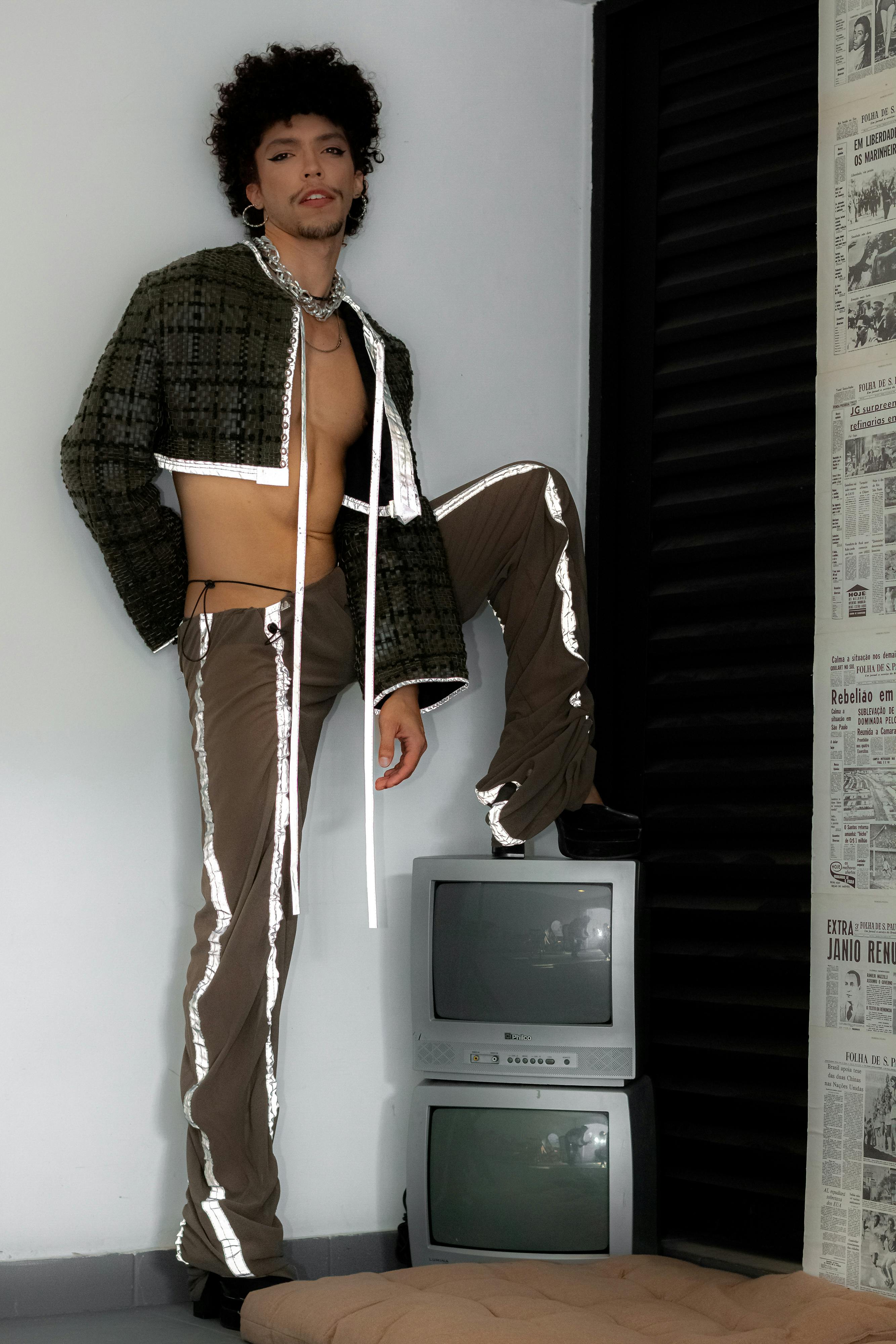 美景图片郊外的小屋_放松的男人坐在舒适卧室的床上