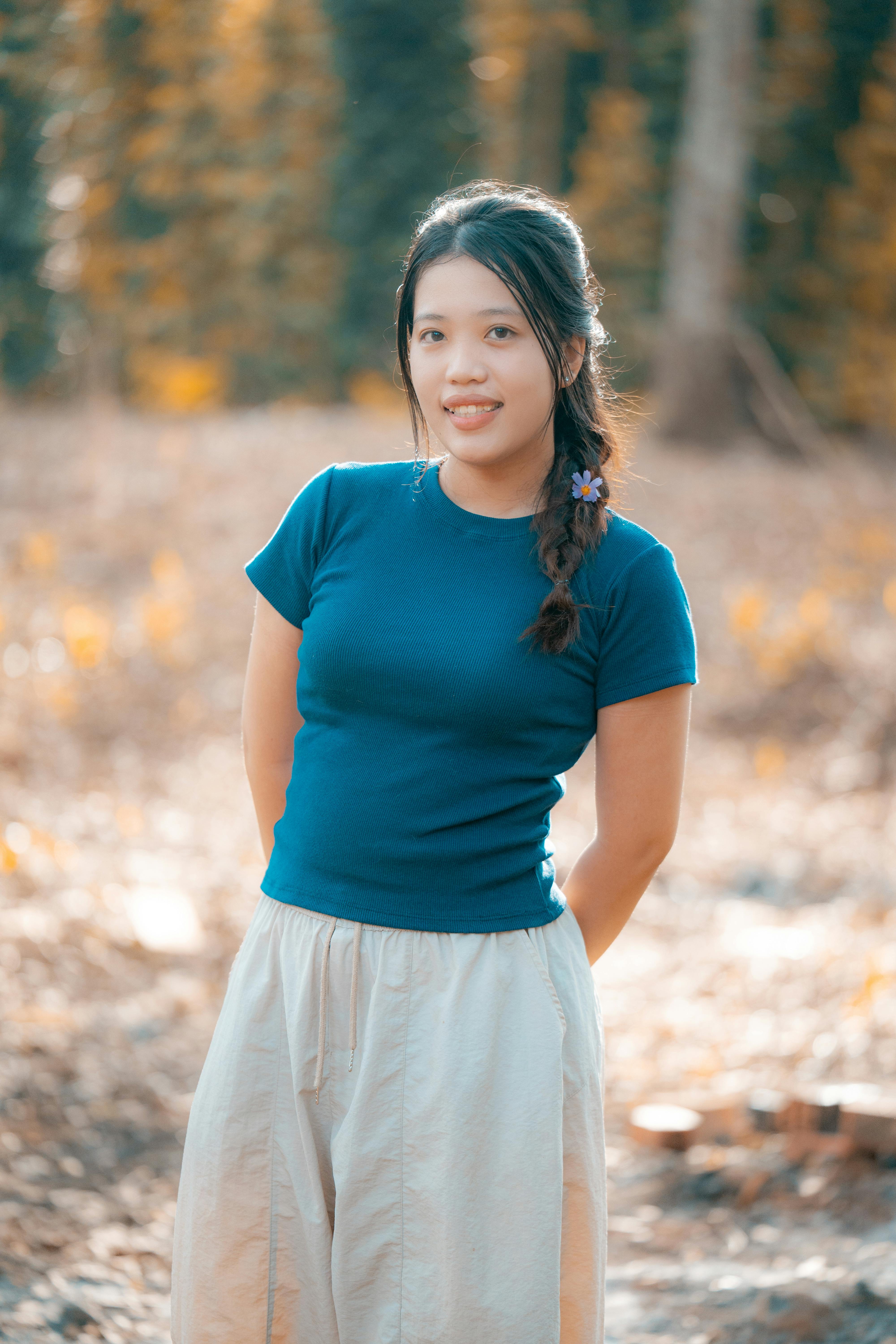 美景图片云南风景_户外休闲装的微笑女士