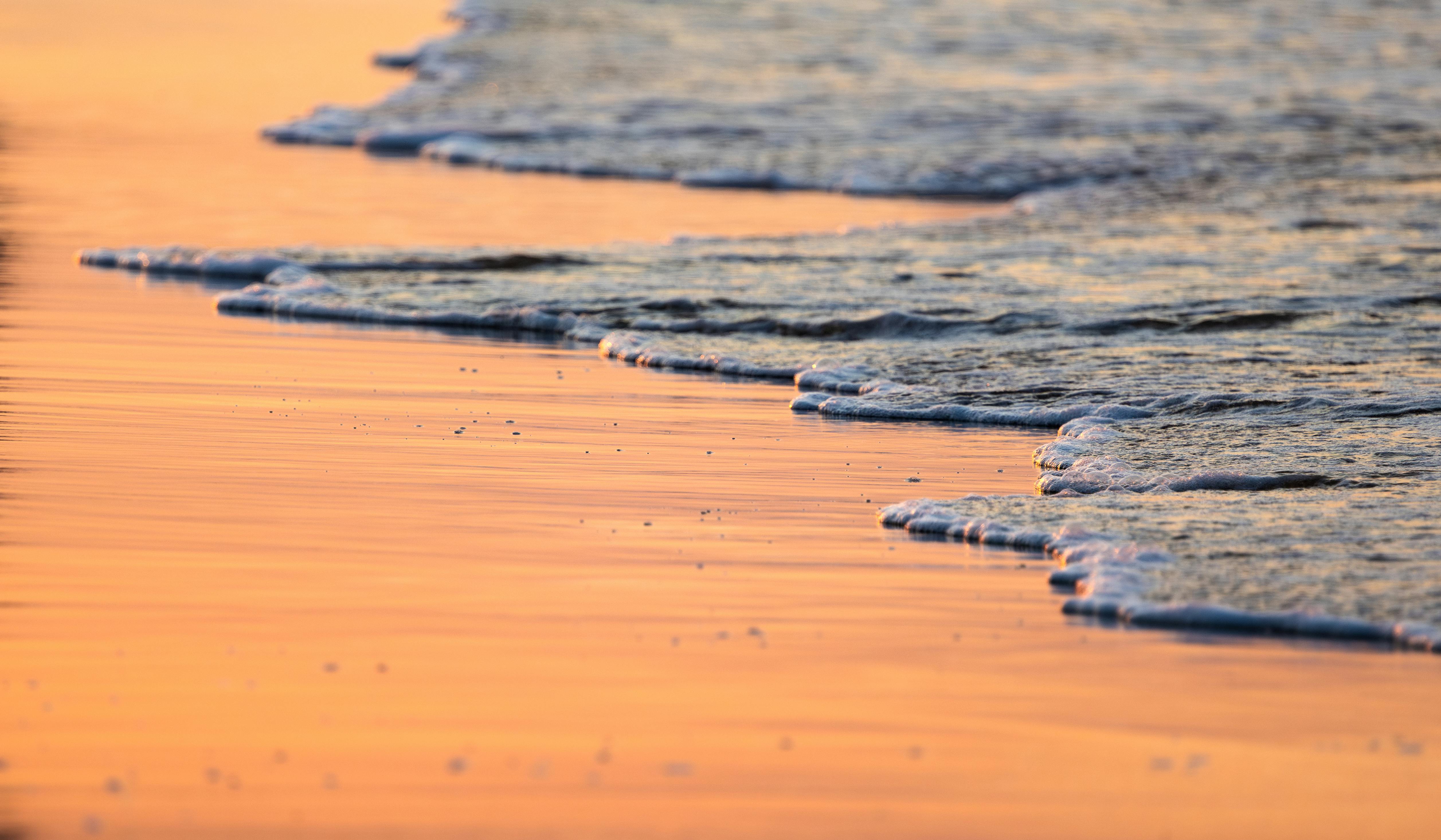 美女照片Wallpaper_日落时平静的波罗的海海浪