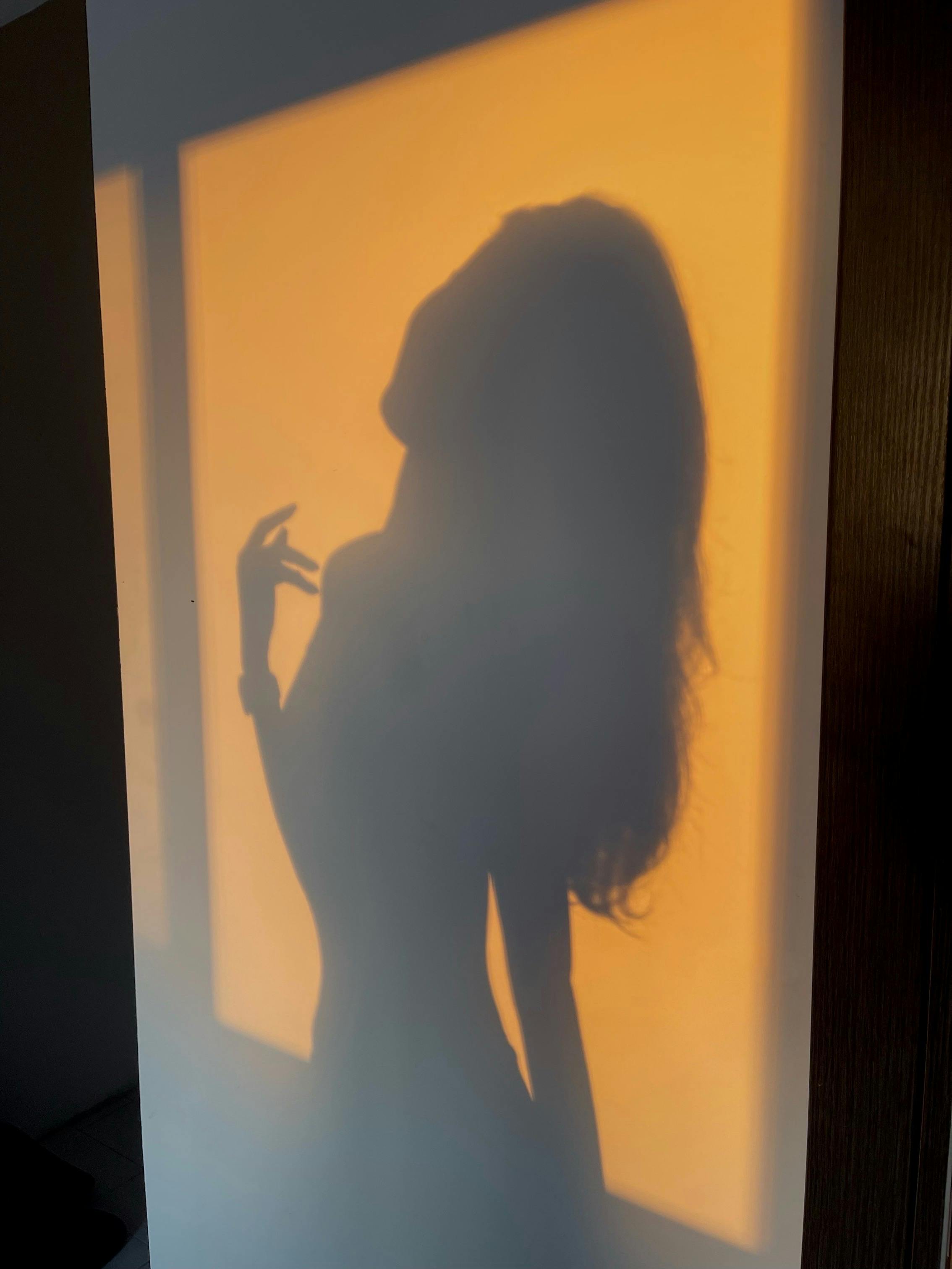 手机壁纸by_全副装备的摩托车手骑着红色运动自行车