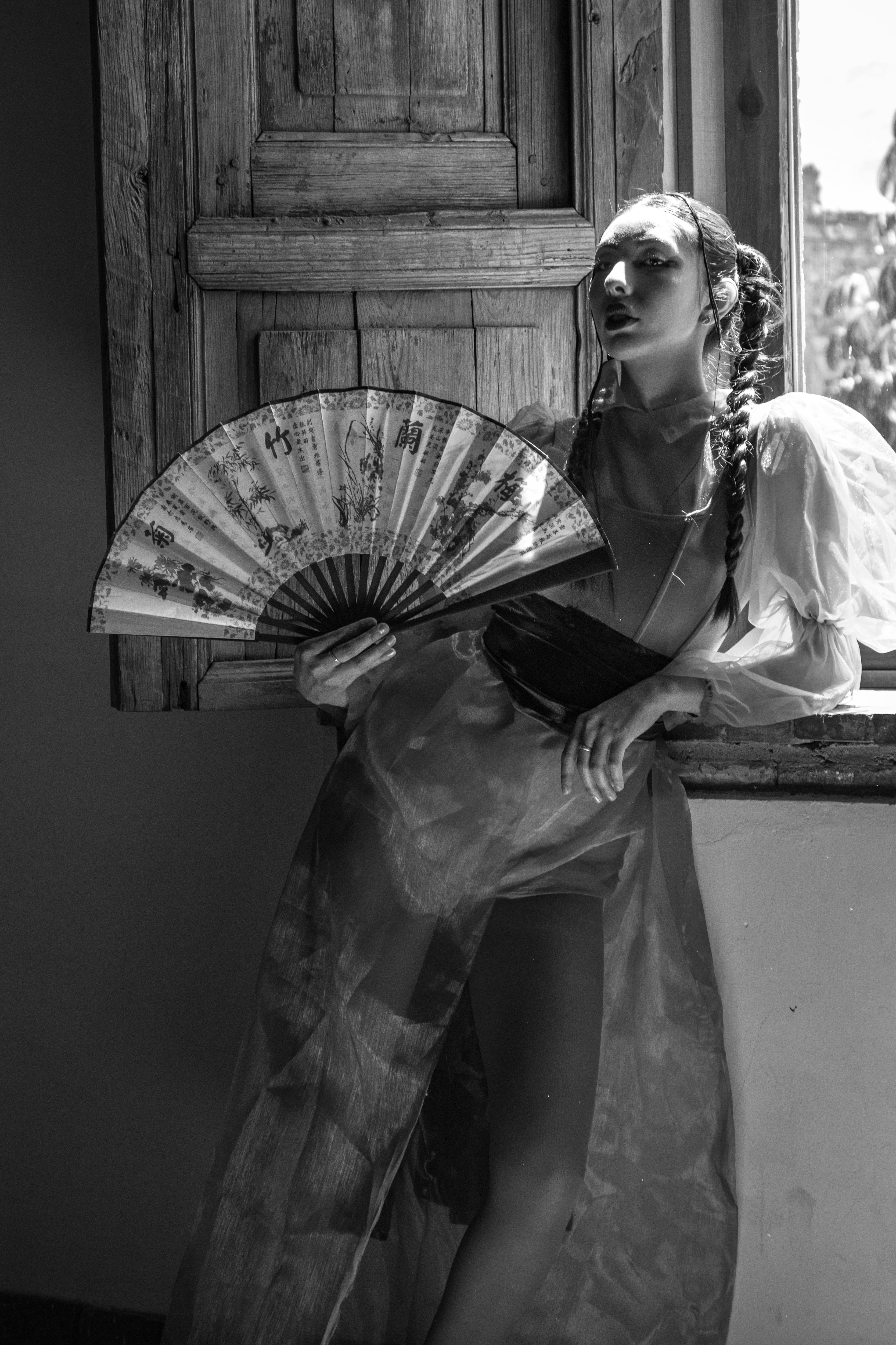 美女壁纸背景图片_风景秀丽的尼泊尔村庄里的乡村喜马拉雅风格住宅