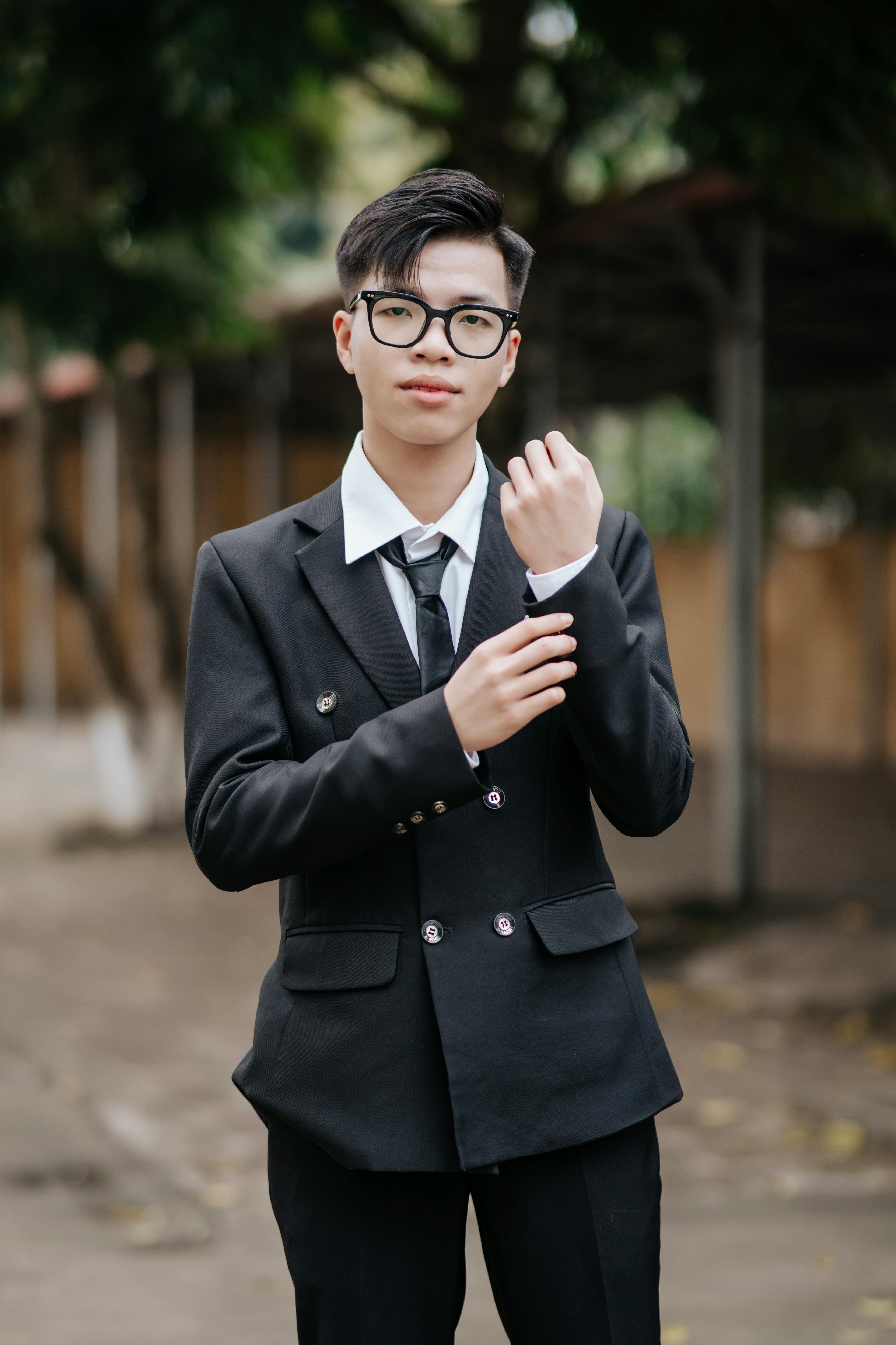 美景图片风景照_户外穿着正式服装的年轻人