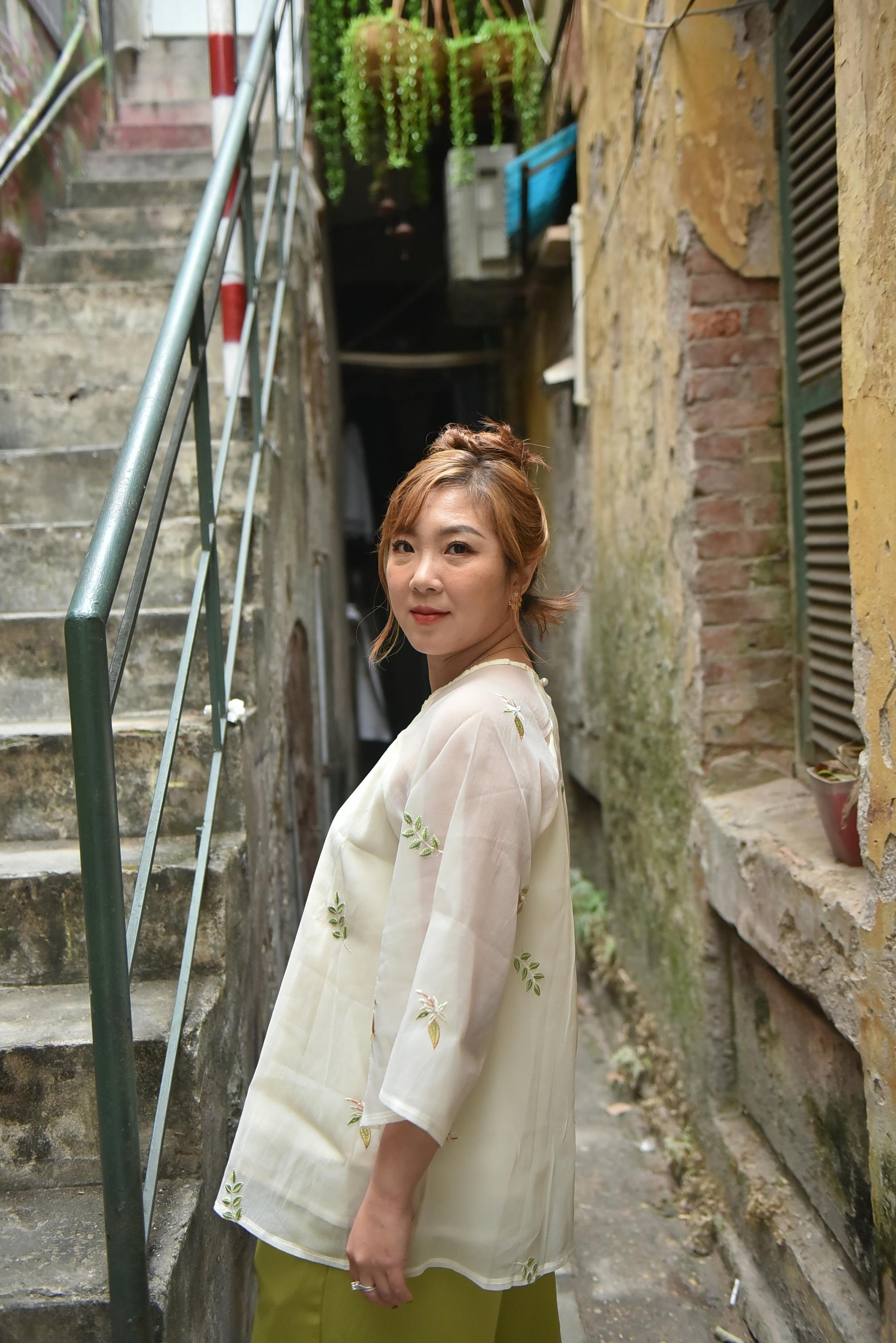 壁纸古风Happywall_户外乡村小巷中摆姿势的女人