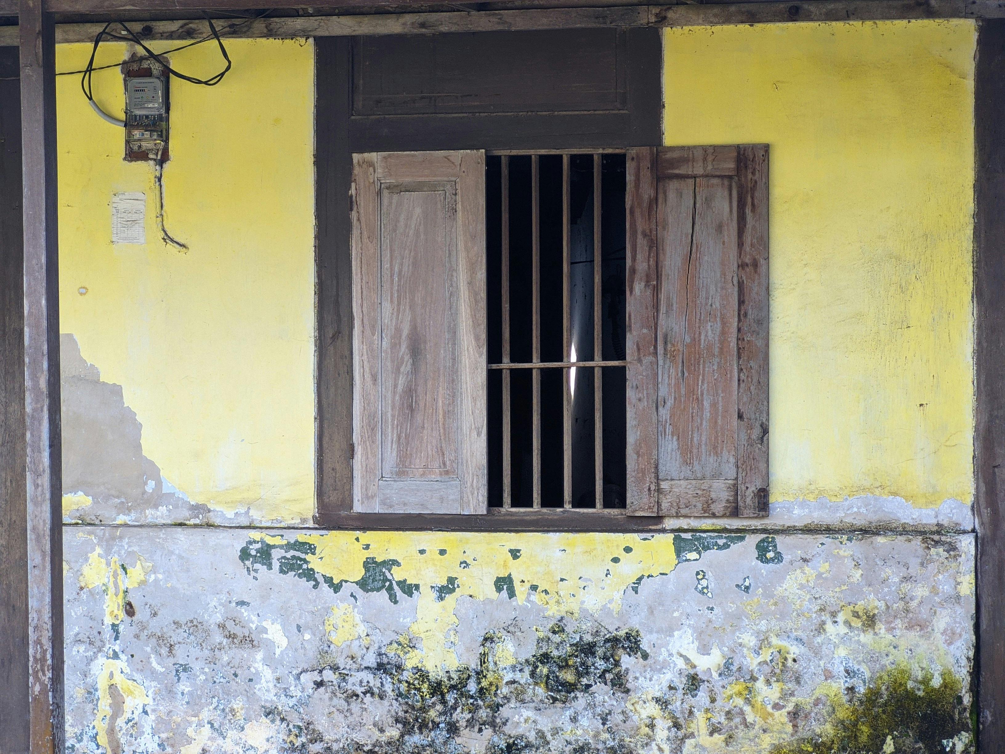 壁纸高清二次元壁纸_复古风化的黄色墙壁与木窗