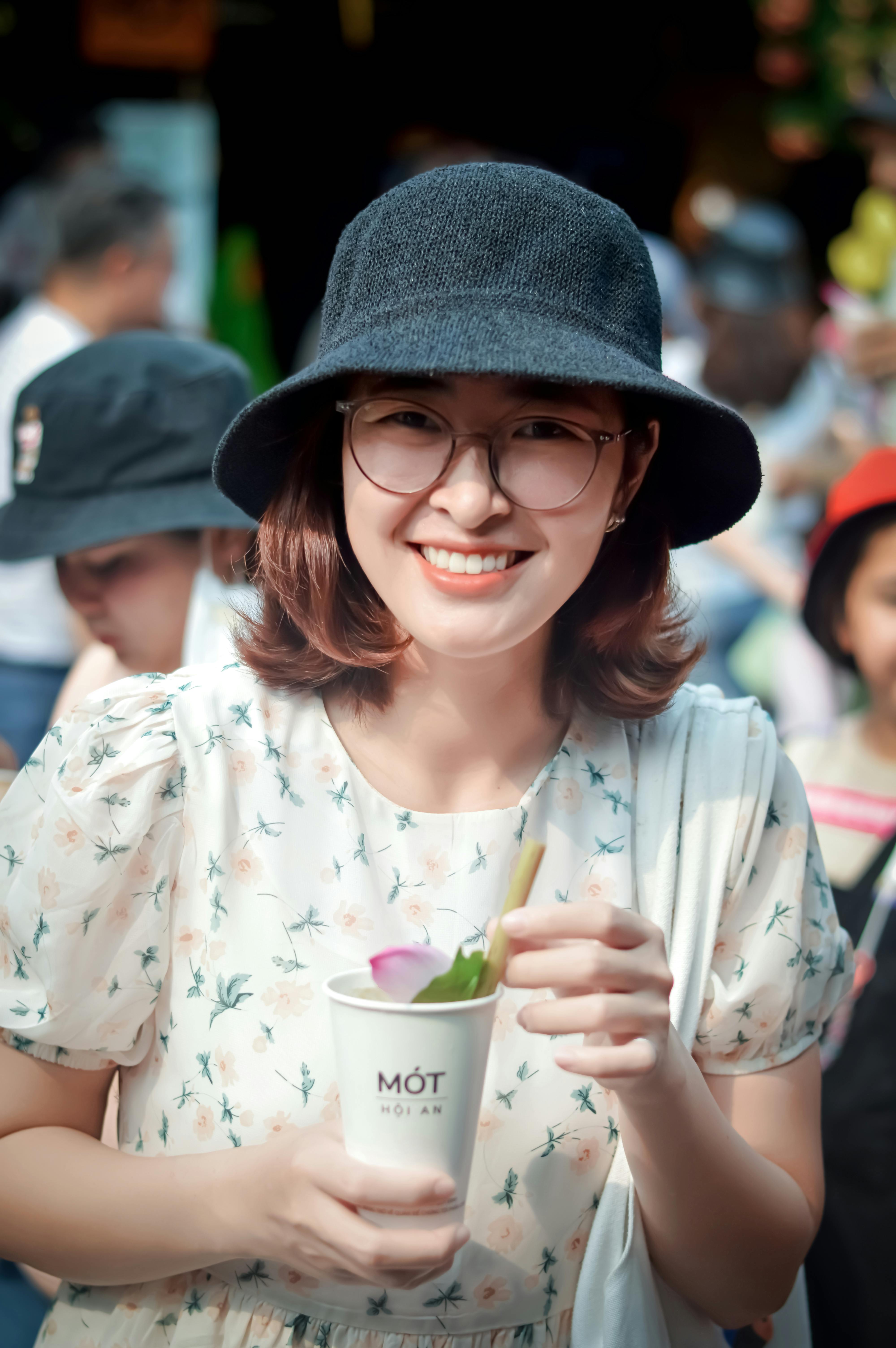 美景图片들러야할_越南传统奥黛（AoDai）与圆锥形帽子