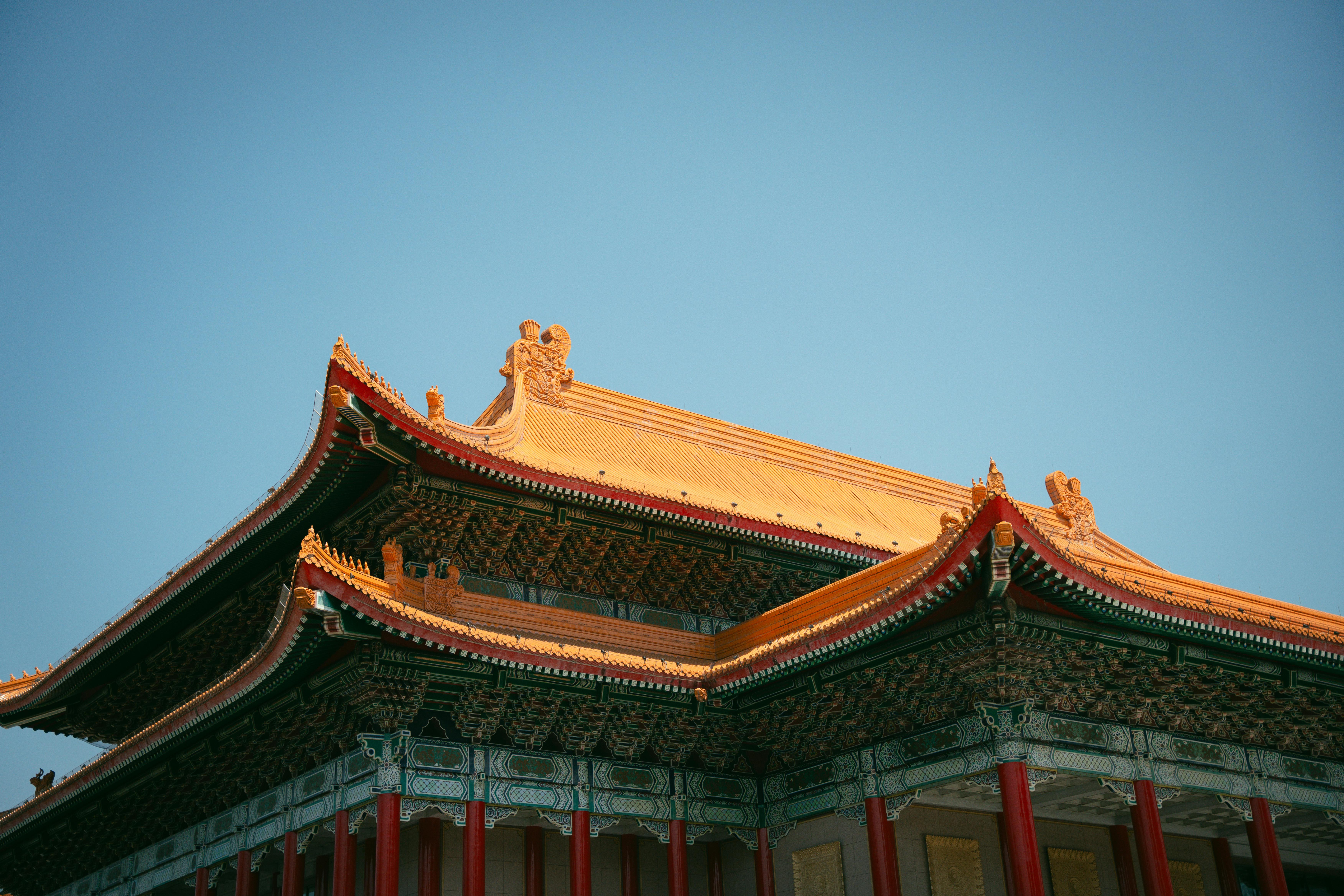美景图片壁纸_男子在大自然风景秀丽的瀑布旁漫步