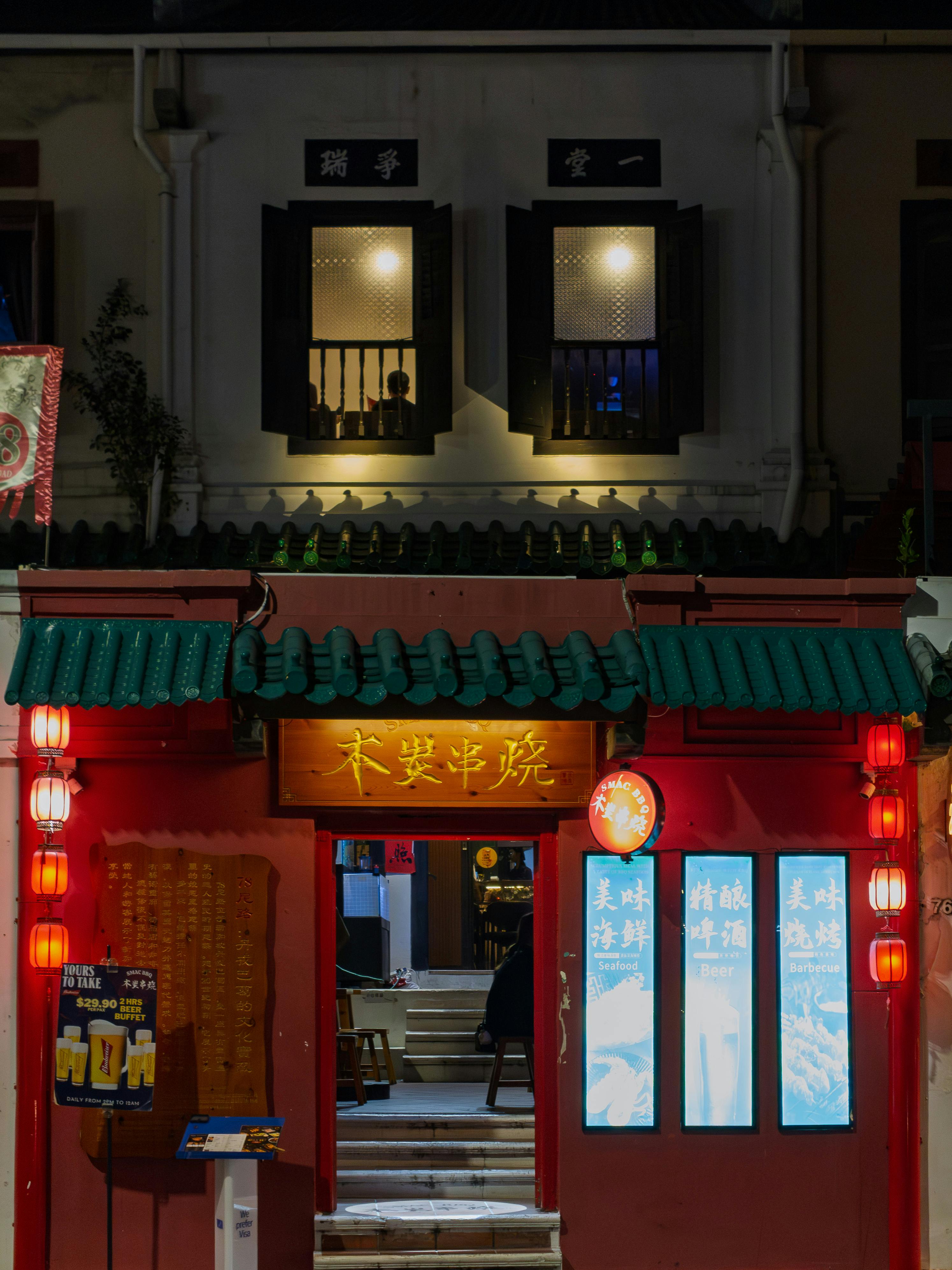美女照片大波_经典捷豹汽车在室内展览陈列室里